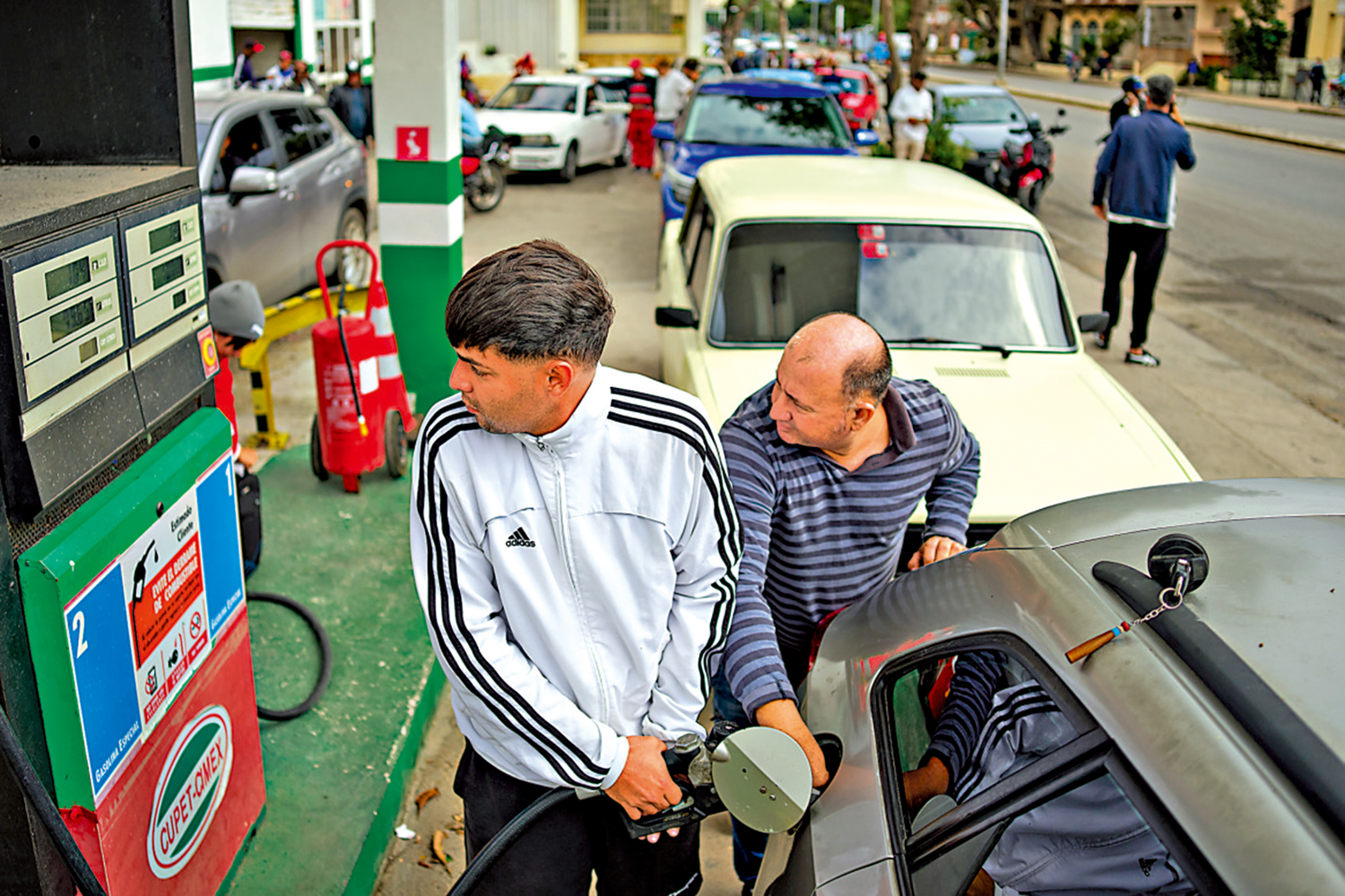 　　圖：古巴面臨燃料短缺問題。圖為哈瓦那一處加油站大排長龍。\美聯社