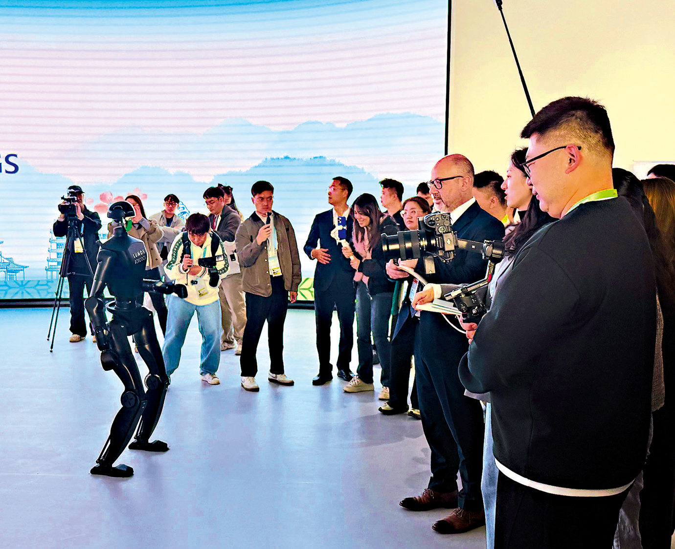 　　圖：多名參會代表參加了科技創新主題參訪活動。圖為嘉賓與人形機器人互動。\大公報記者盧靜怡攝