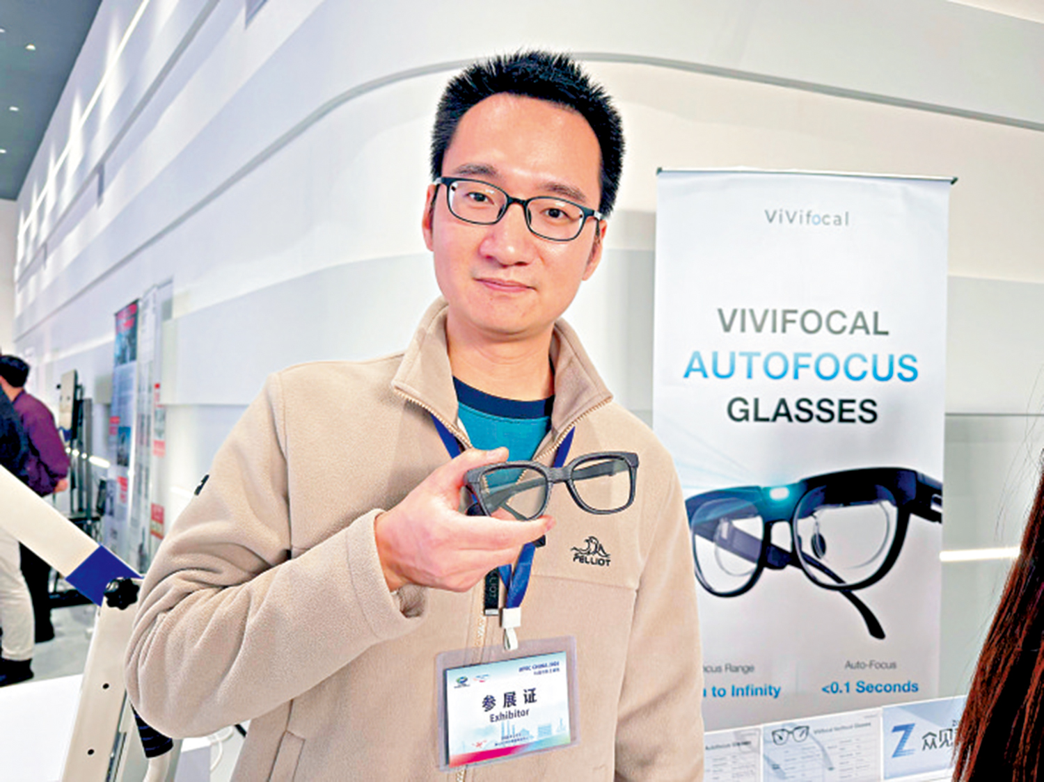 　　圖：深圳眾見科技有限公司創始人趙鵬帶來了一款智能眼鏡，為APEC嘉賓展示。\大公報記者盧靜怡攝