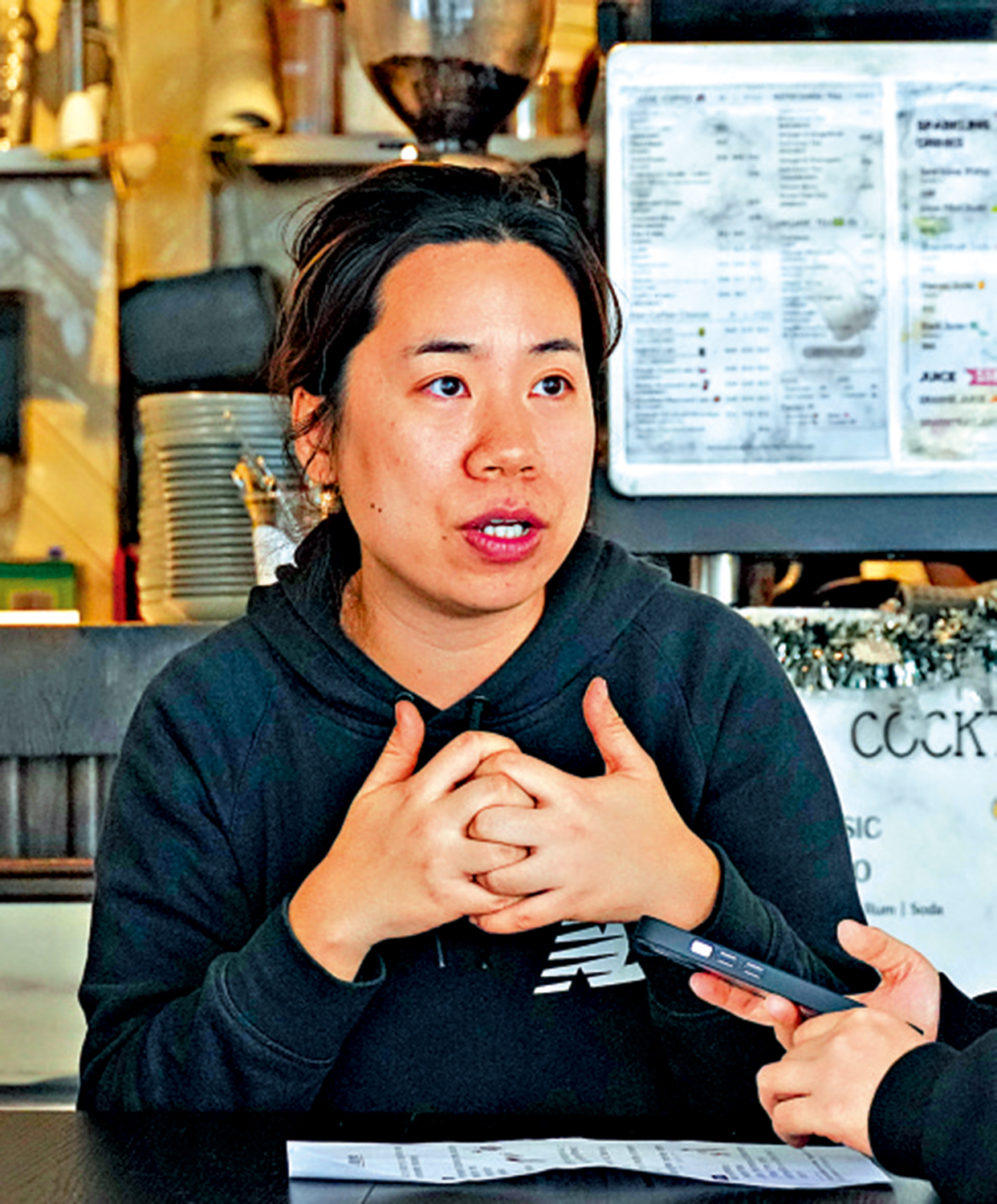 　　圖：餐廳東主黃小姐表示，准許狗隻入食肆措施，可為餐飲業帶來新商機。\大公報記者林少權攝