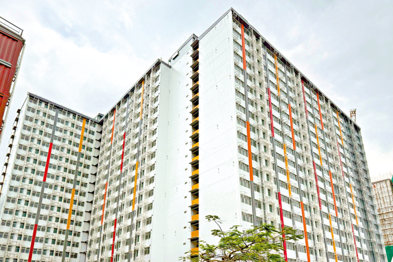 　　圖：對於有建議將部分簡約公屋改劃為長期安置資源，何永賢表示政府不排除任何可能。圖為彩興路簡約公屋。