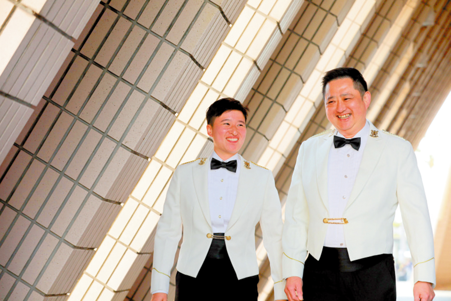 　　圖：黃朗晴（左）延續父親（右）對警務工作和合唱的熱誠。