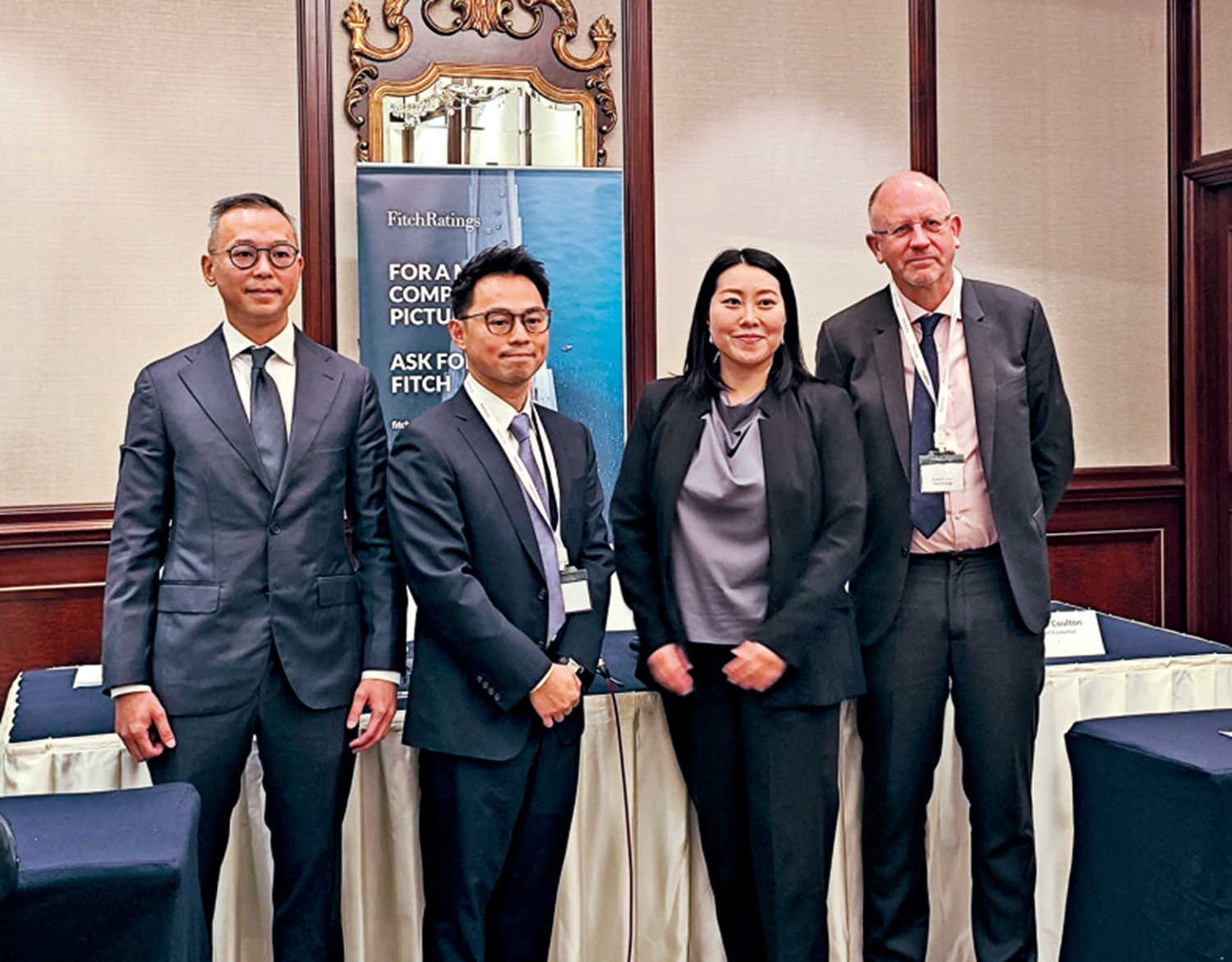 　　圖：惠譽金泰倫（左二）指出，大部分中資房企發行人的評級展望為穩定。