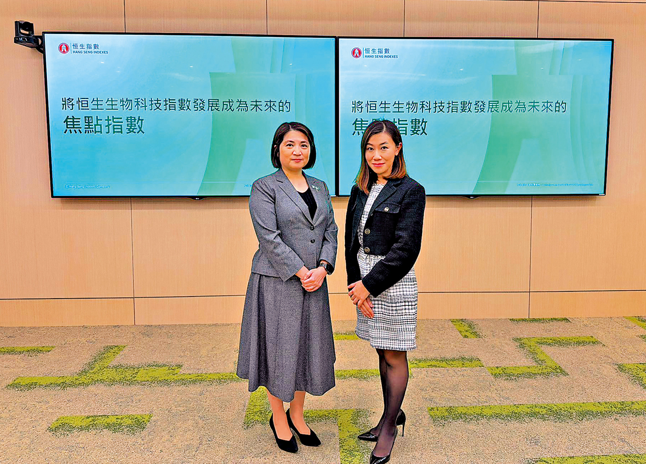 　　圖：恒指公司董事、行政總裁兼客戶管理總監巫婉雯（左）及恒指公司產品總監林穎婷。