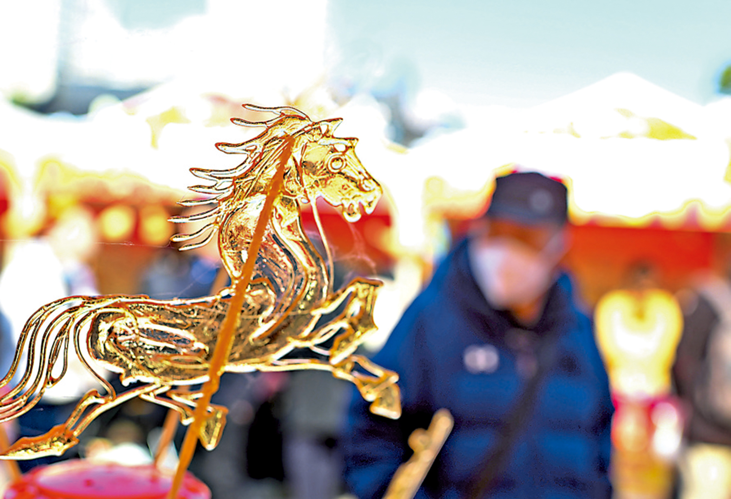 　　圖：在江蘇南京寶船廠遺址公園年貨集市拍攝的馬年糖畫。\新華社