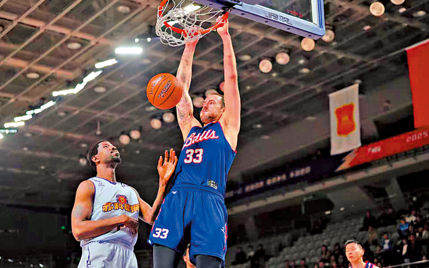 　　圖：金牛的巴爾文（左二）成功上籃。