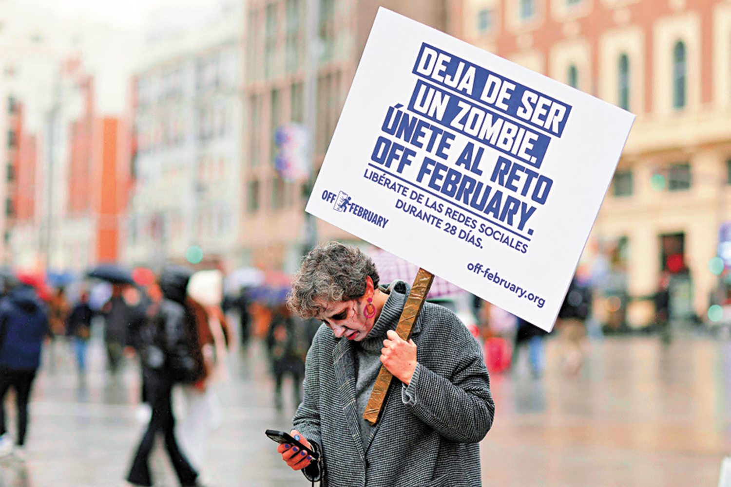 　　圖：1月17日，西班牙民眾在馬德里舉行「二月戒網」活動，呼籲卸載手機上的社交媒體應用。\法新社