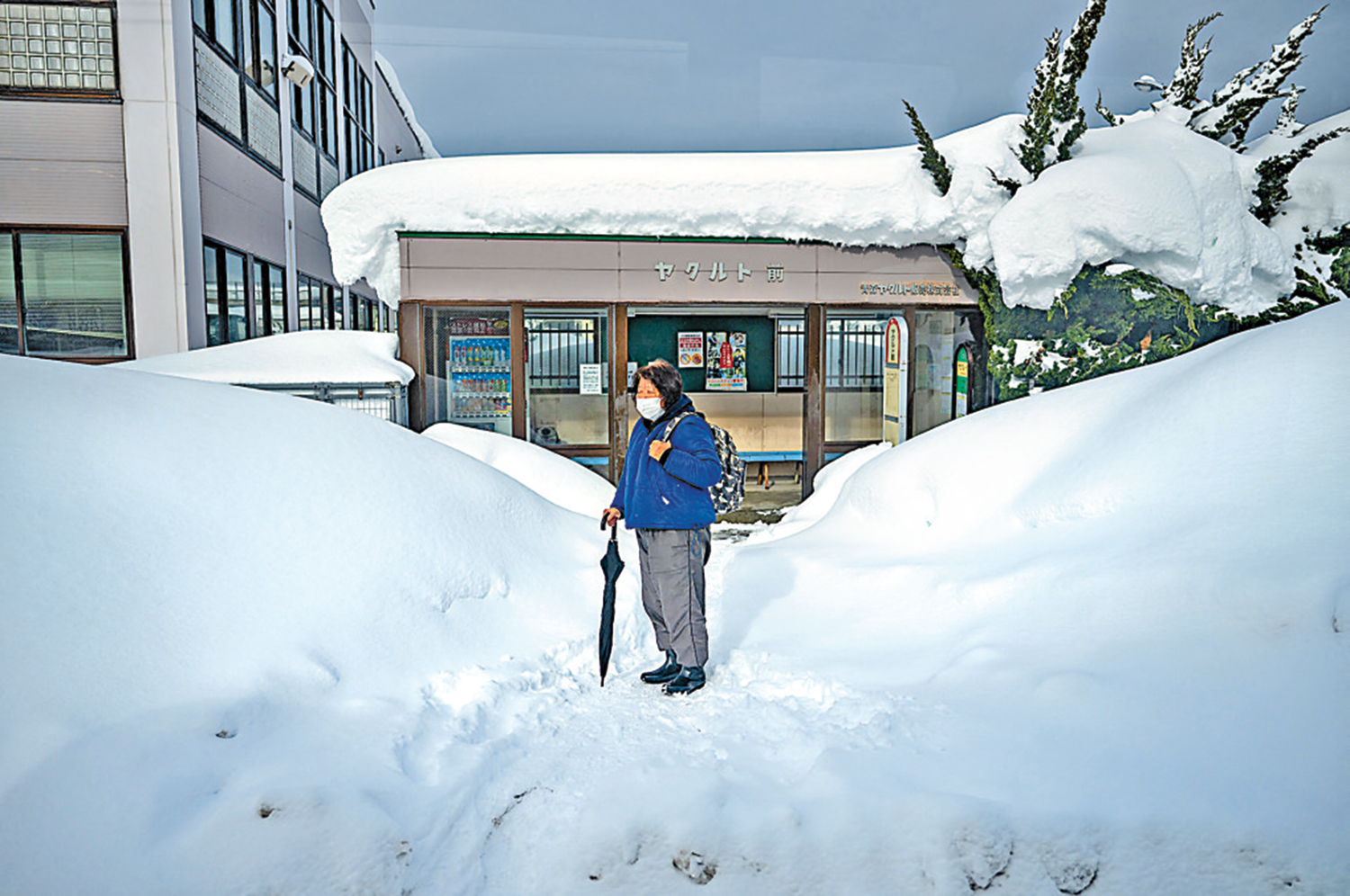 　　圖：1月30日，青森縣一個公交車站被厚厚積雪覆蓋。\法新社