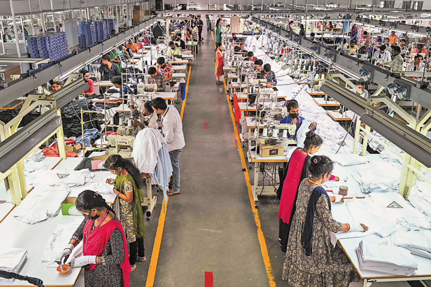 　　圖：美國將下調印度貨物關稅至18%。圖為印度南部泰米爾納德邦一家服裝廠。\法新社