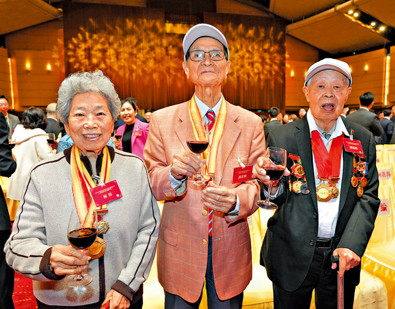 　　圖：90多歲的抗日老戰士林珍及多位戰友獲邀出席新春團拜會。\大公報記者林良堅攝