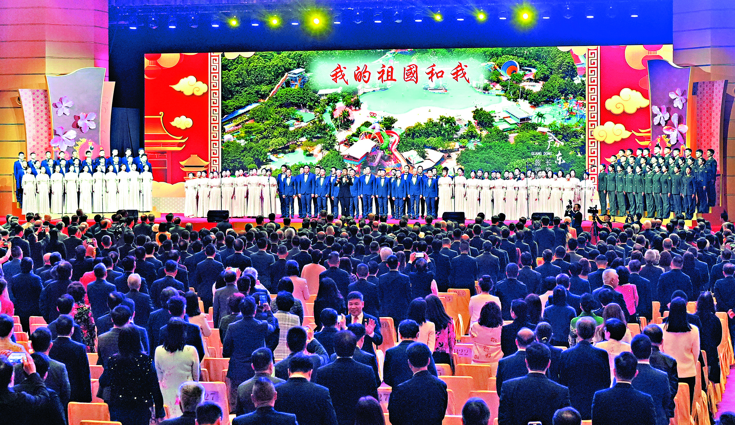 　　圖：中央政府駐港聯絡辦新春團拜會，全場高唱《我和我的祖國》。\大公報記者林少權攝