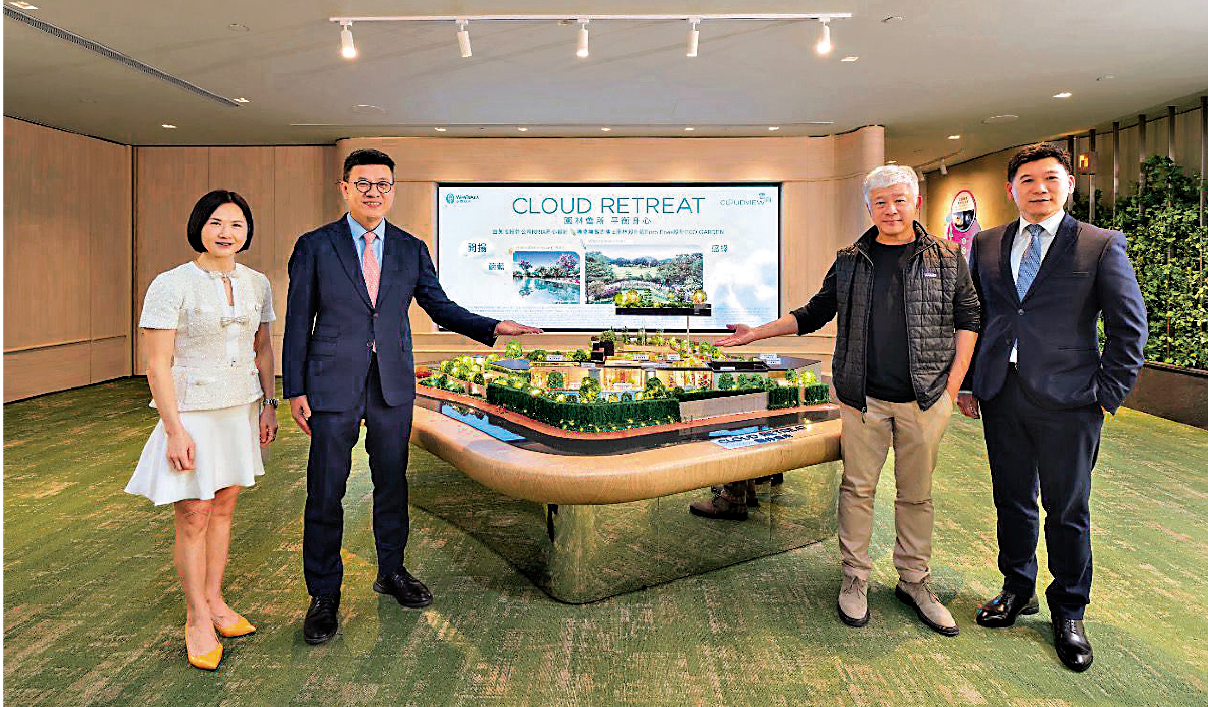 　　圖：楊聰永（左二）表示，雲向最快春節假期後公布首批價單。