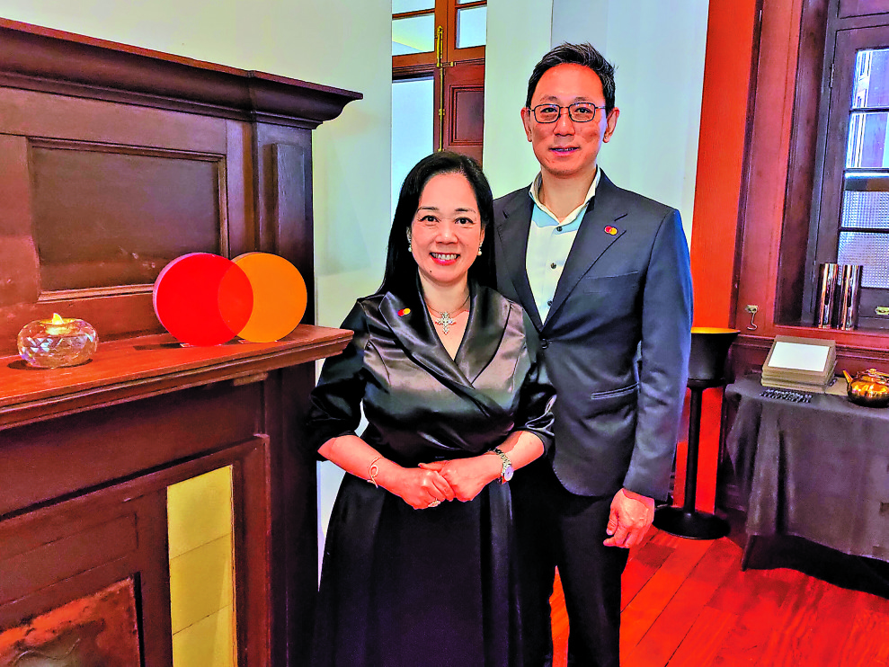 　　圖：陳一芳（左）預期Mastercard簽賬額和發卡量在2026年繼續錄得雙位數增長。旁為Mastercard香港及澳門業務拓展部門資深副總裁李浩強。\大公報攝