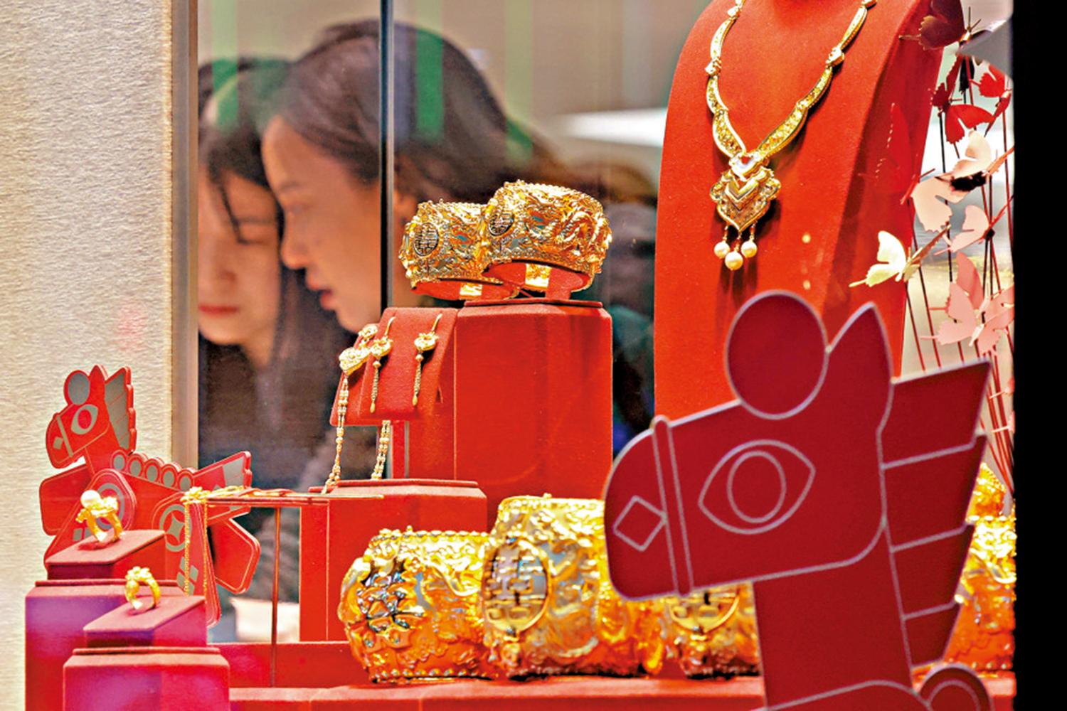 　　圖：投行相信，推動金價上漲的根本因素未變，金價重上5000美元。