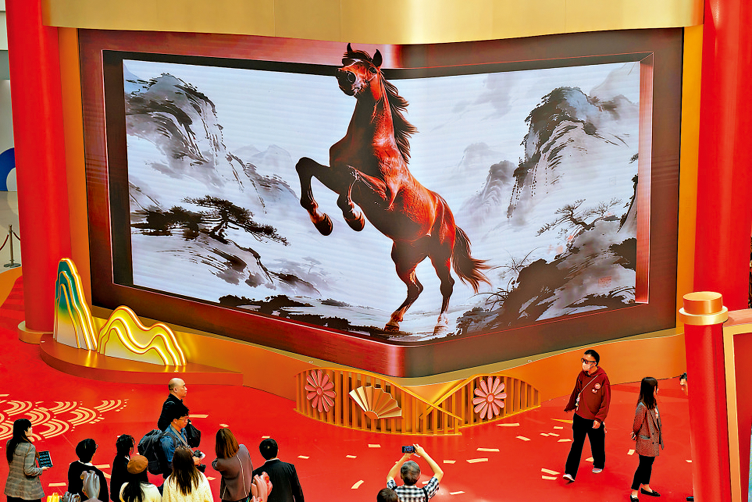 　　圖：「與徐悲鴻的時空對話」活動正在奧海城舉行。\中通社