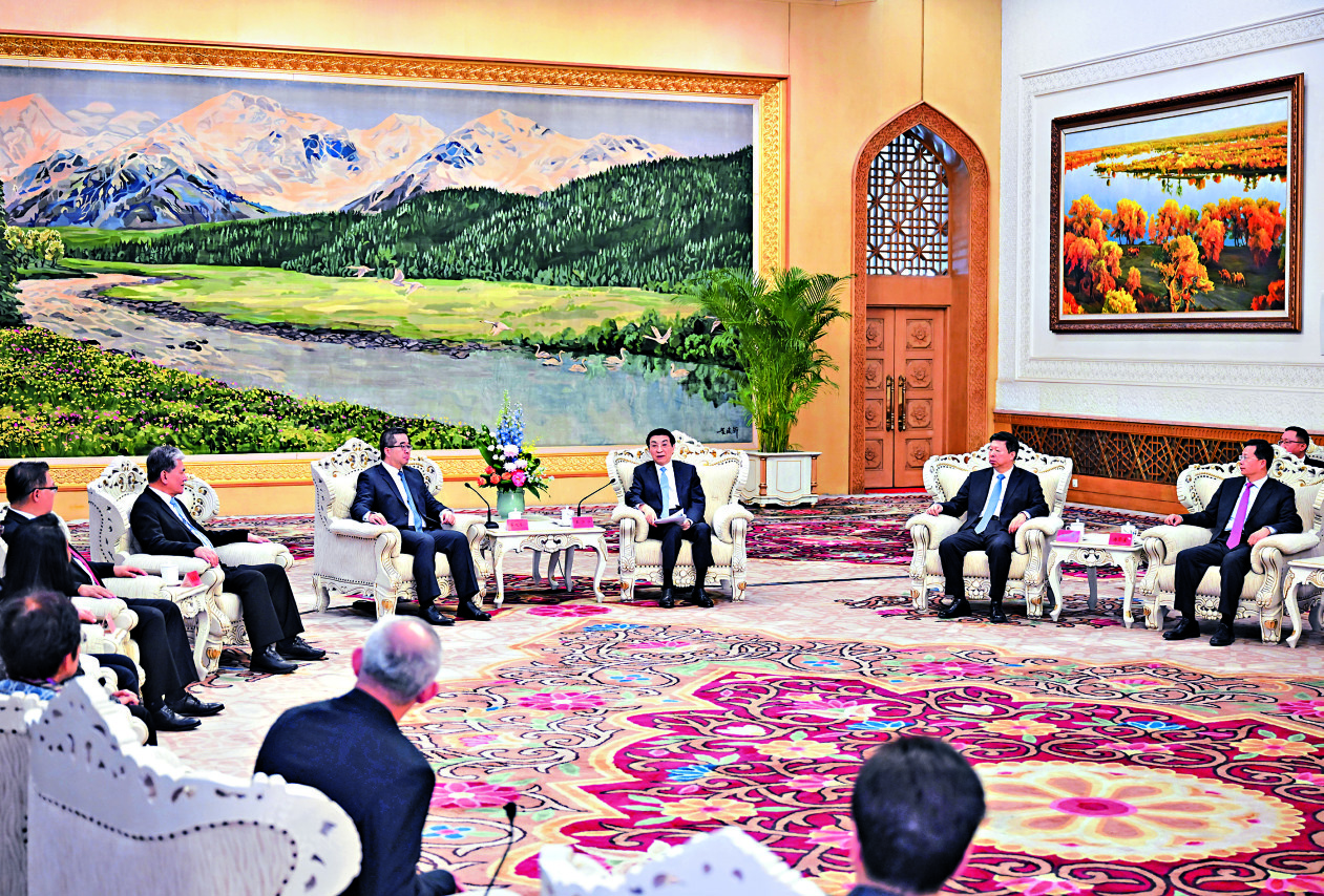 　　圖：2月4日，中共中央政治局常委、全國政協主席王滬寧在北京會見中國國民黨副主席蕭旭岑率領的國共兩黨智庫論壇台方代表。\新華社