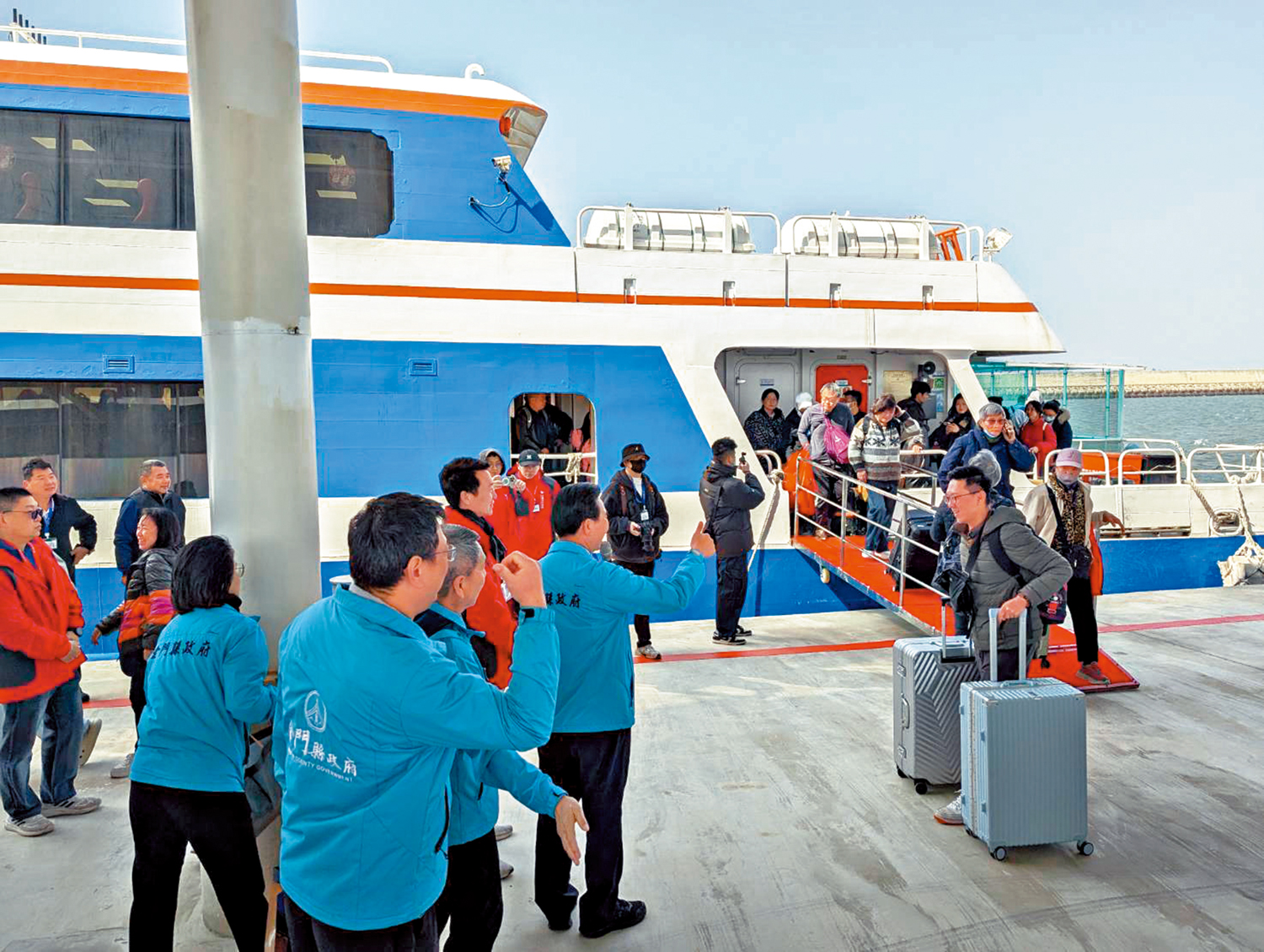 　　圖：大陸將於近期恢復上海居民赴金門、馬祖旅遊。圖為金門港旅運中心3日試營運，縣府團隊在碼頭迎接抵金旅客。