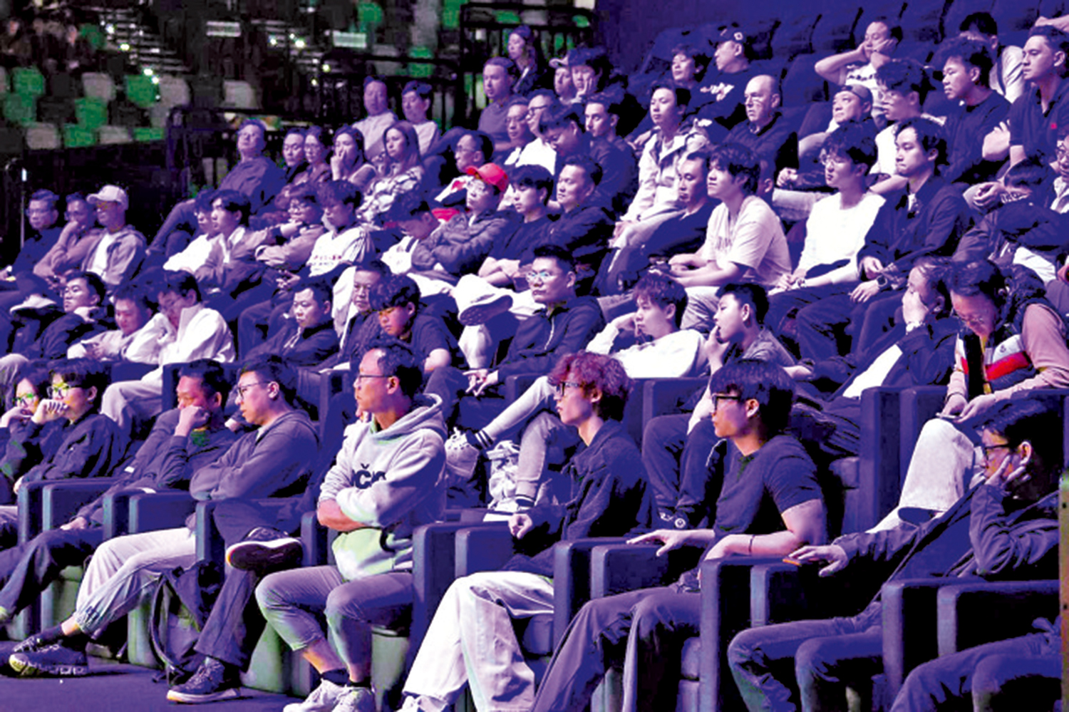 　　圖：體藝館內的球迷看得專注。