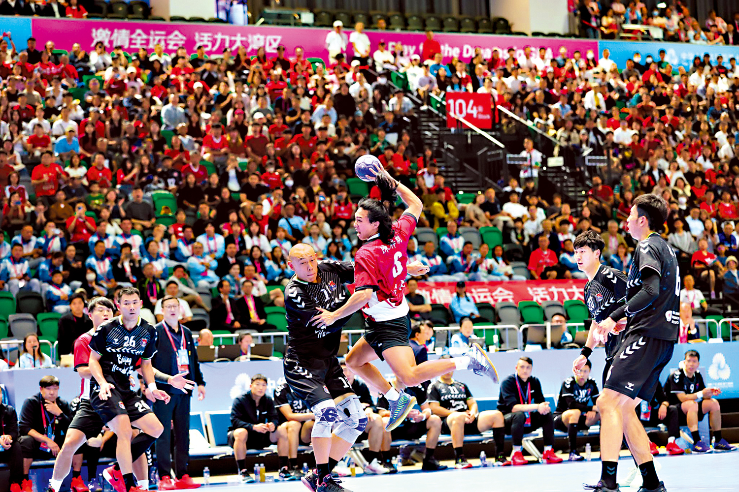 　　圖：香港男子手球隊（紅衫）去年在全運會中表現獲好評。\資料圖片