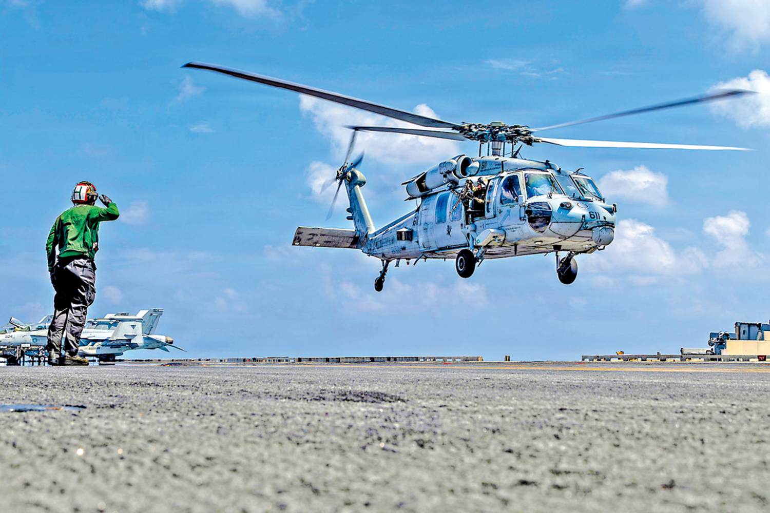 　　圖：一架MH-60R「海鷹」直升機從「林肯」號航母起飛。\美聯社