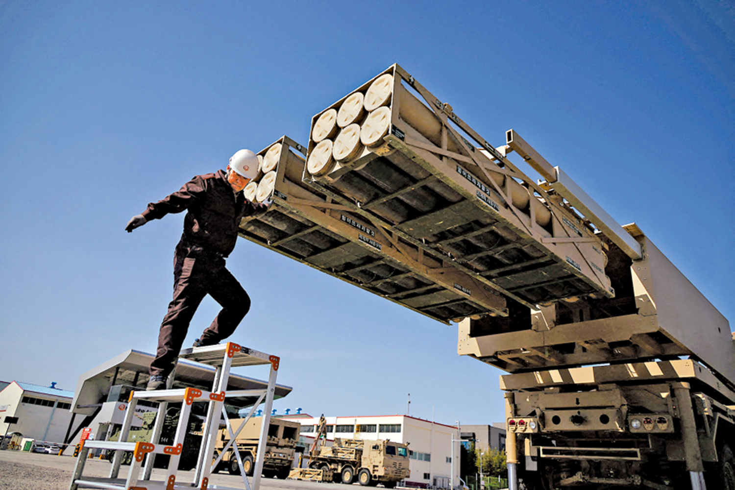 　　圖：韓華航空航天工廠內的「天武」導彈發射系統。\路透社