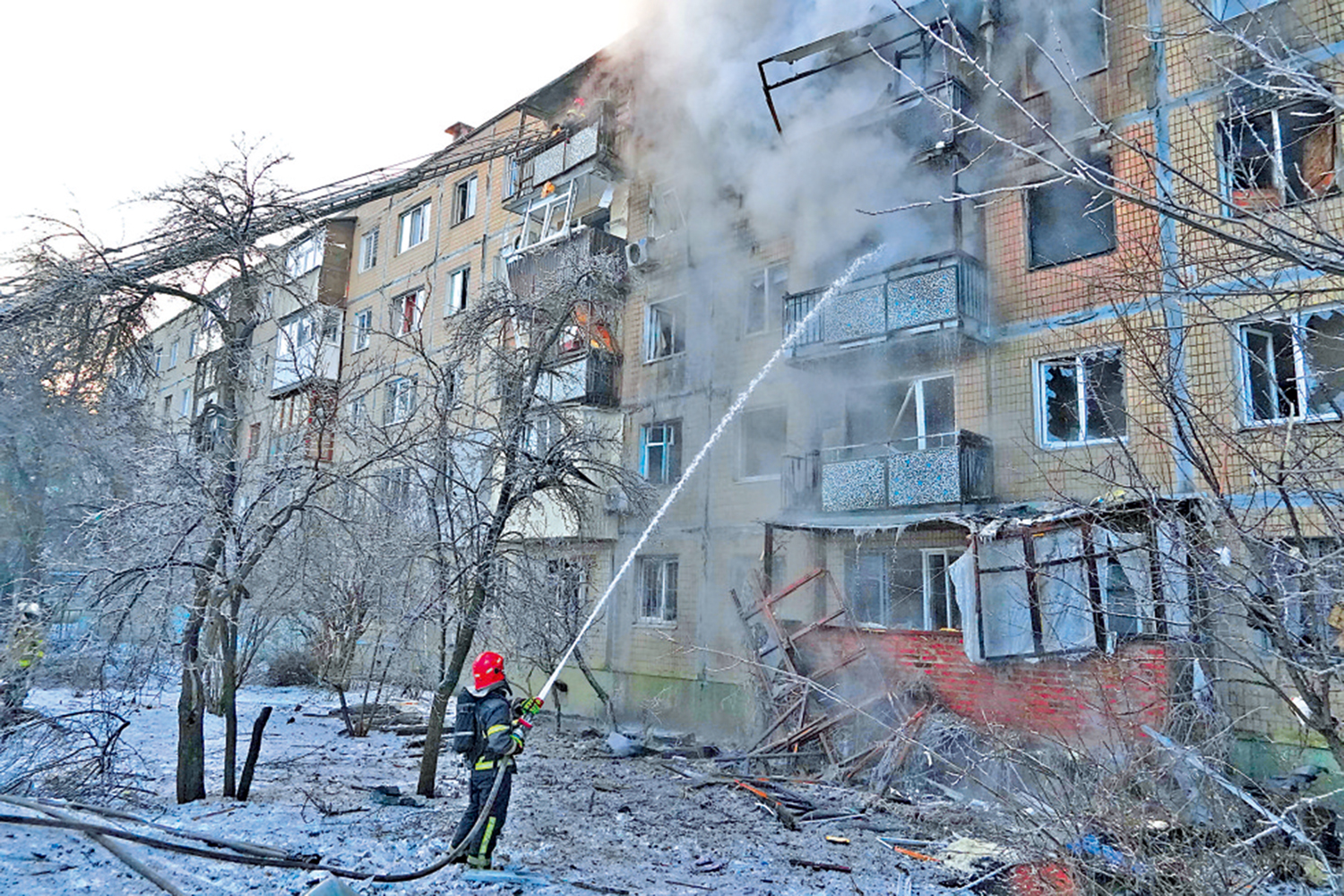 　　圖：烏克蘭哈爾科夫一棟公寓大樓3日遭俄無人機襲擊。\美聯社