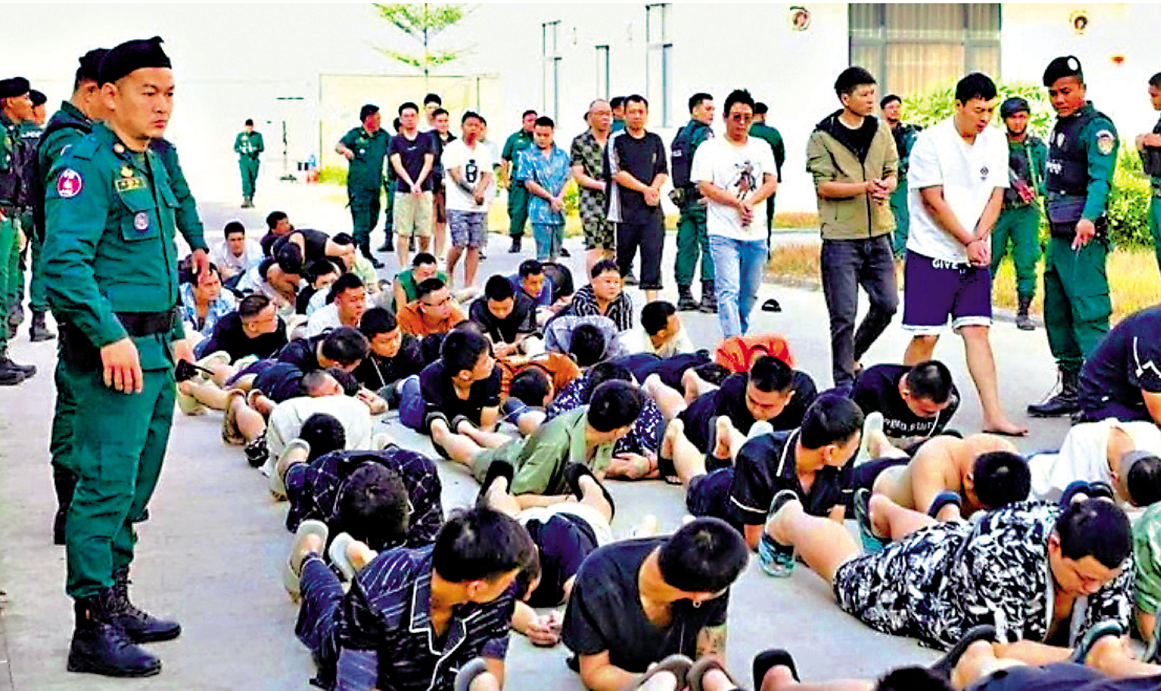 　　圖：1月31日，柬埔寨警方在一處電信詐騙園區抓獲2044名涉詐人員。\視頻截圖