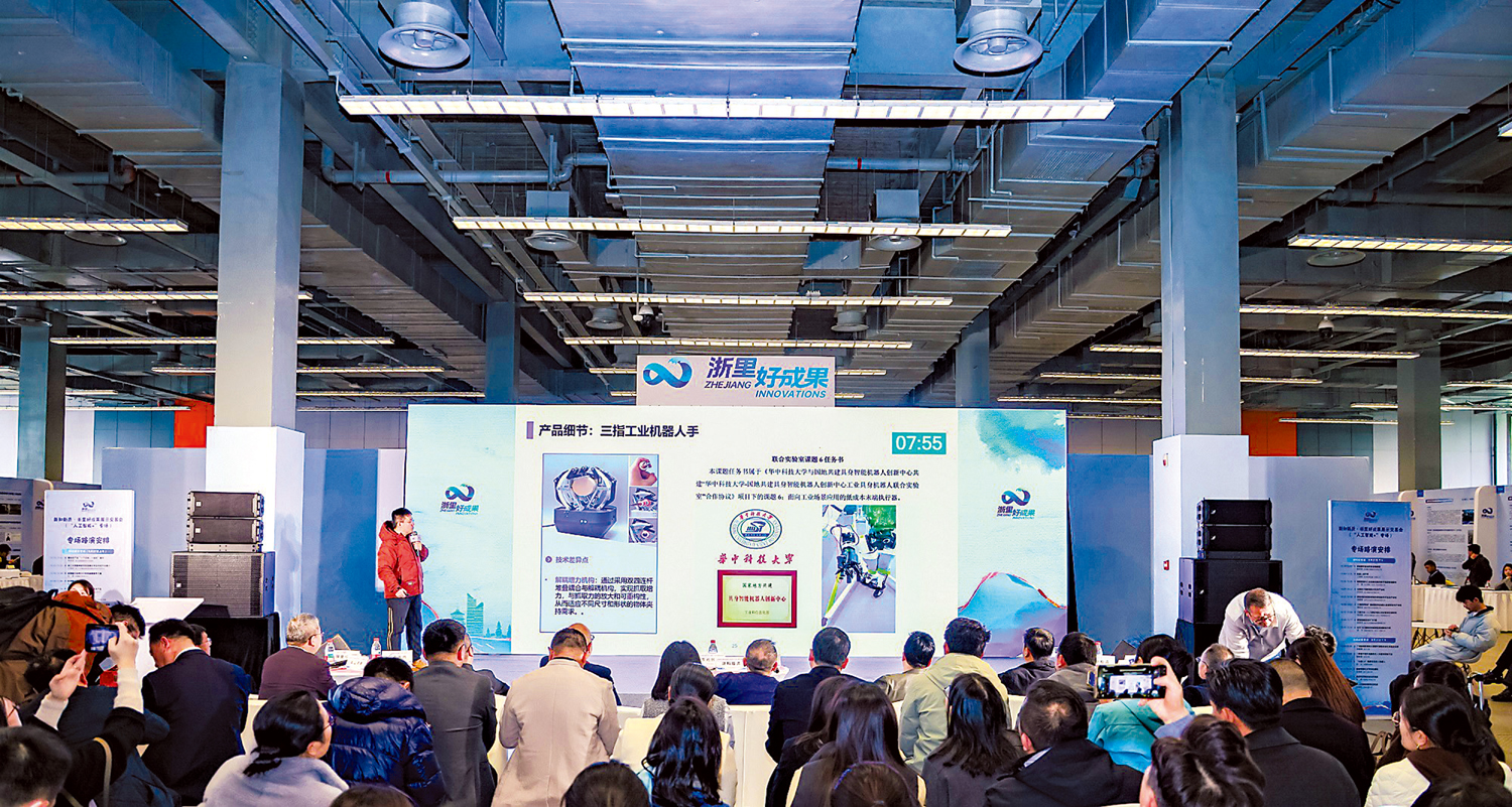 　　圖：目前中國人工智能發展如火如荼。圖為AI項目路演現場吸引了眾多資方評審。 大公報記者王莉