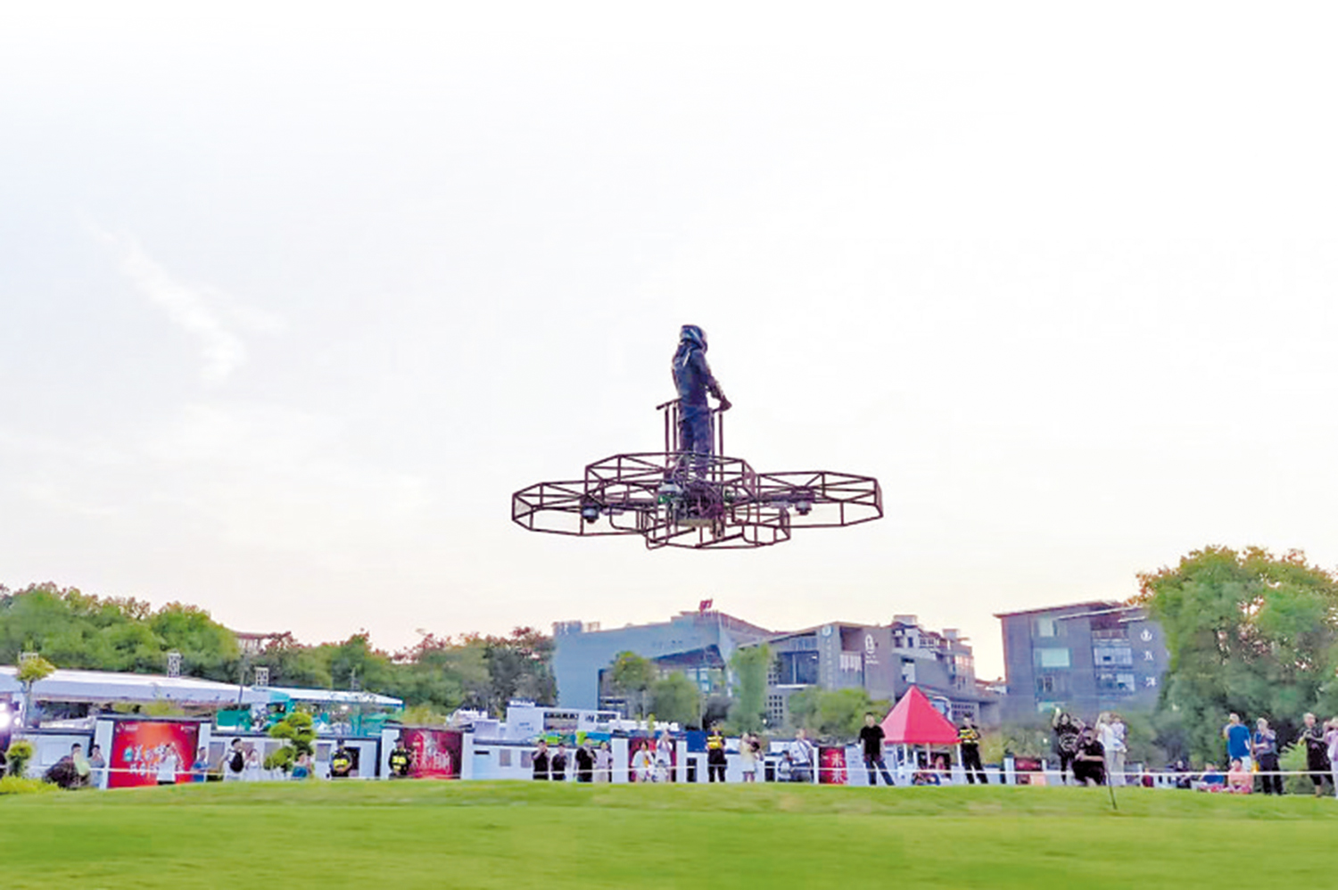 　　圖：「上天入地」的AI技術為人類生活增添想像力。\大公報記者王莉