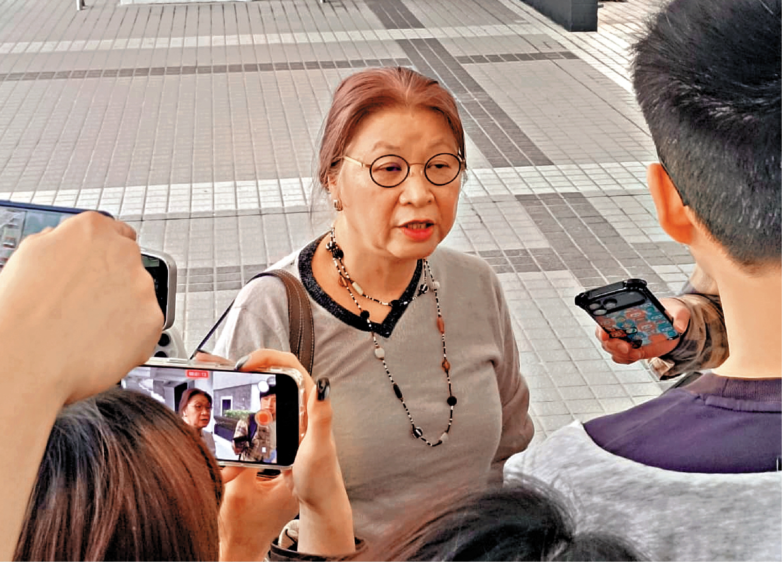 　　圖：宏福苑居民朱女士昨日出席指示會議旁聽。\大公報記者王亞毛攝