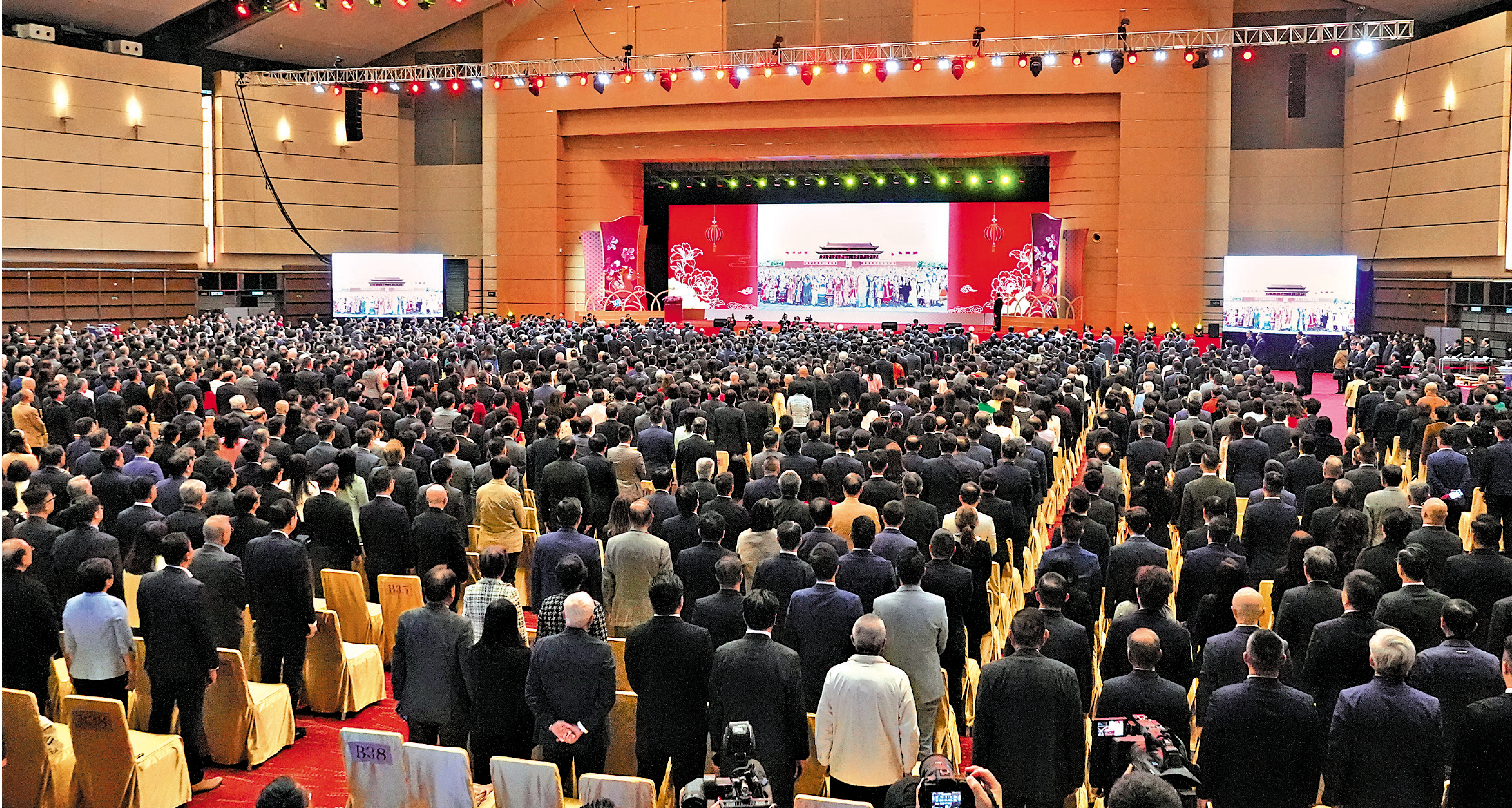 　　圖：二月四日晚，中央政府駐港聯絡辦新春團拜會在香港會展中心舉行。