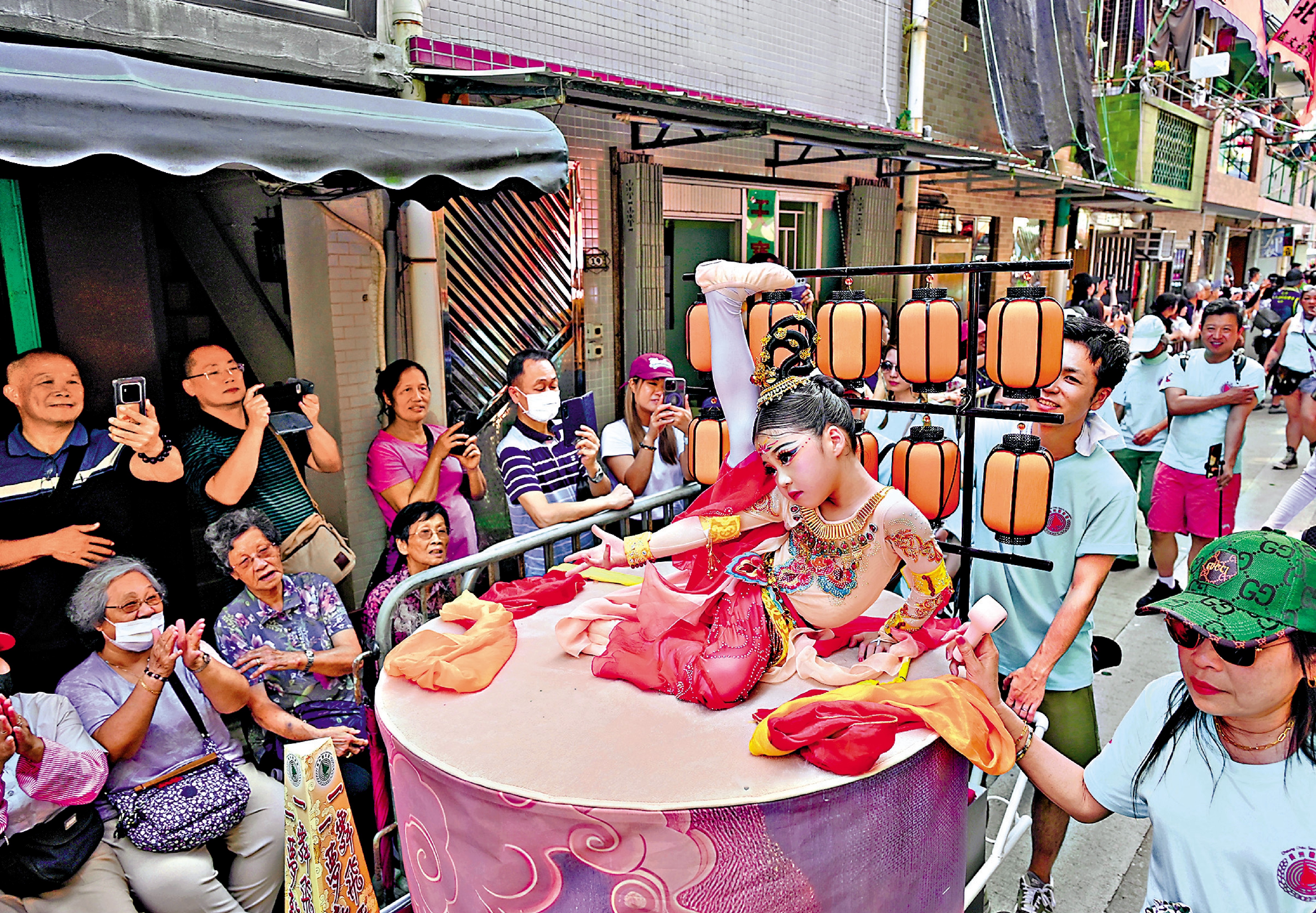 　　圖：香港長洲島舉行的太平清醮「飄色會景巡遊」民俗活動。\資料圖片