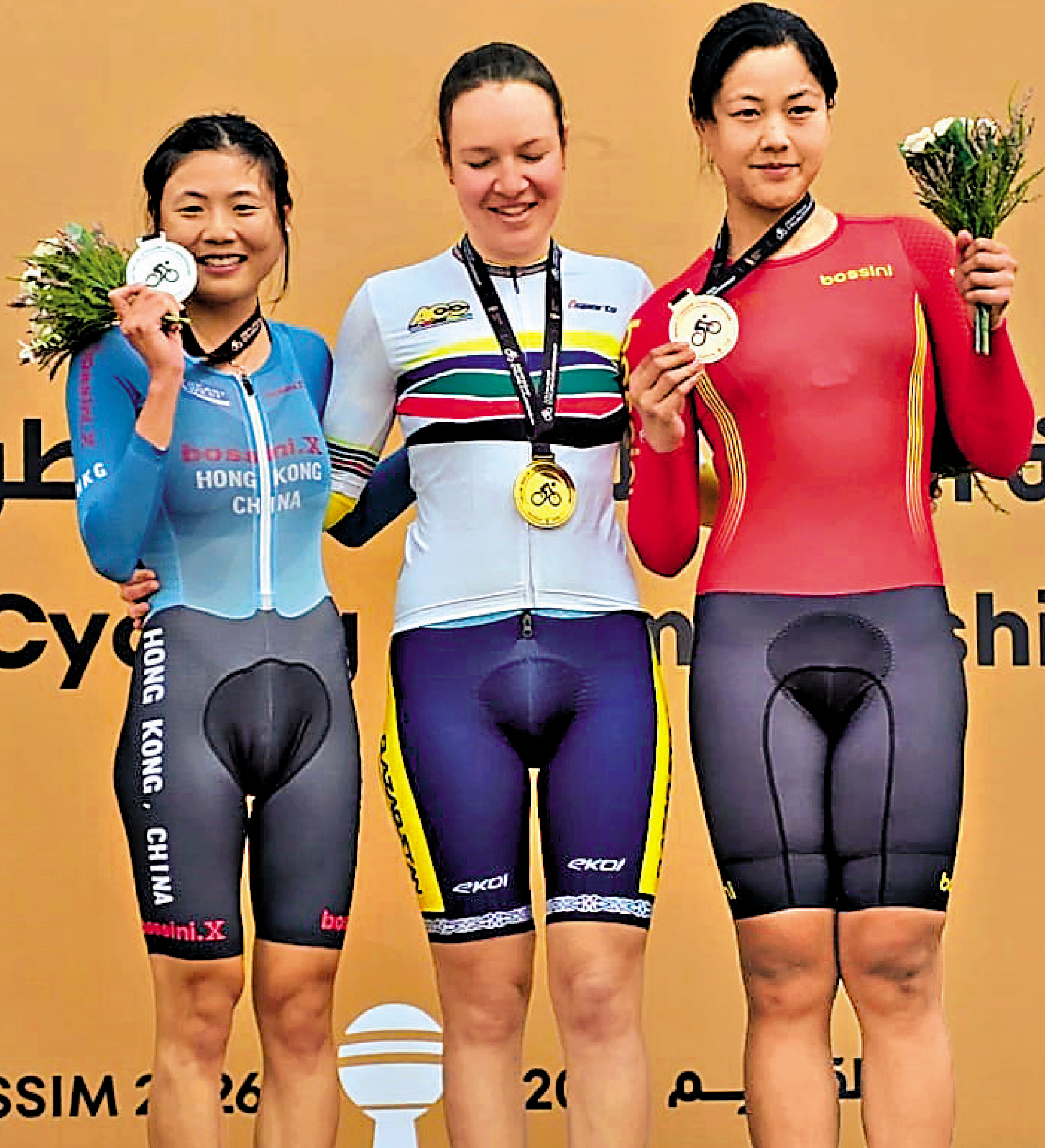 　　圖：梁穎儀（左）在女子組個人計時賽贏得一枚銀牌。