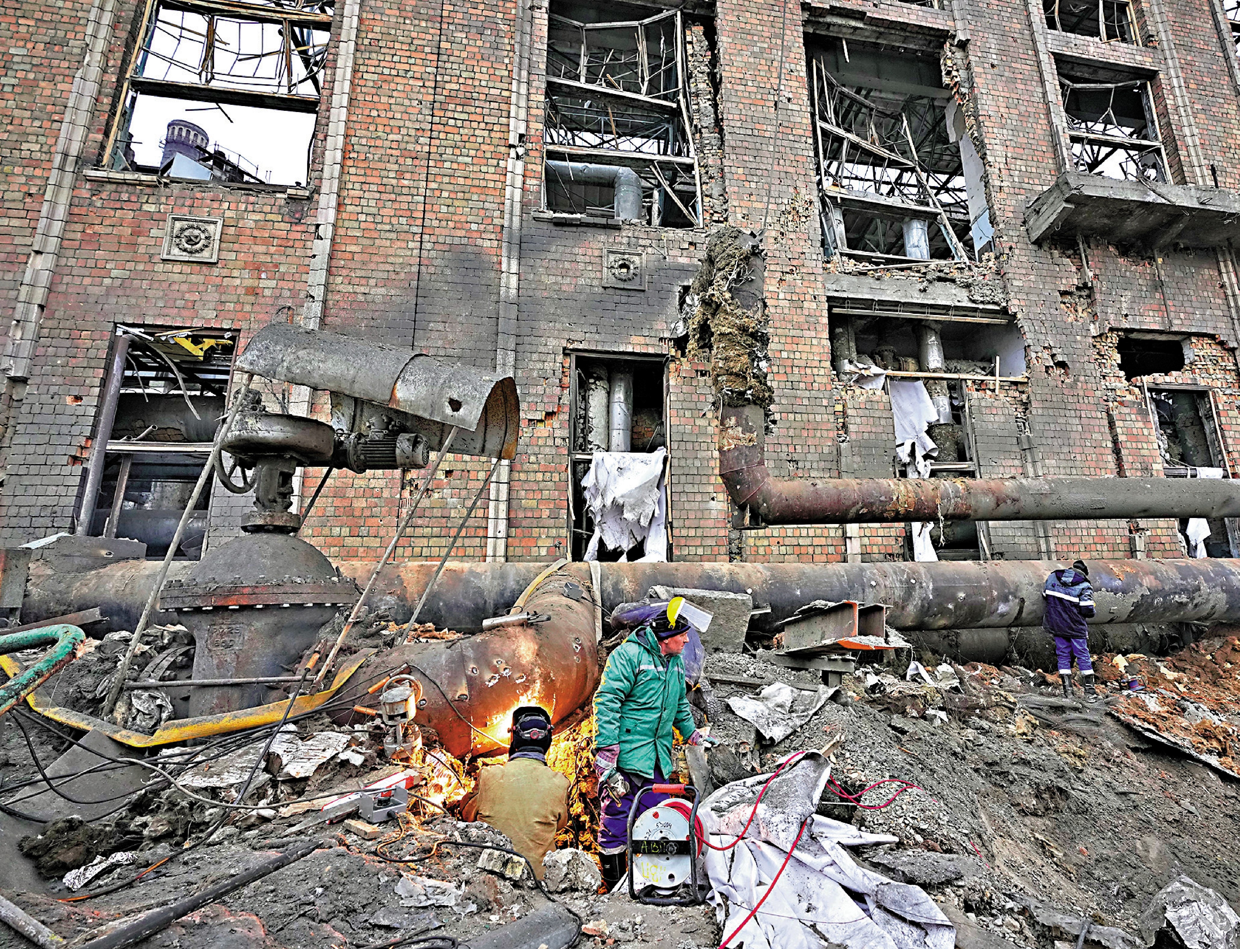 　　圖：美俄烏三方5日的會談未解決領土分歧。圖為基輔一間火力發電廠4日遭俄軍空襲受損。\美聯社