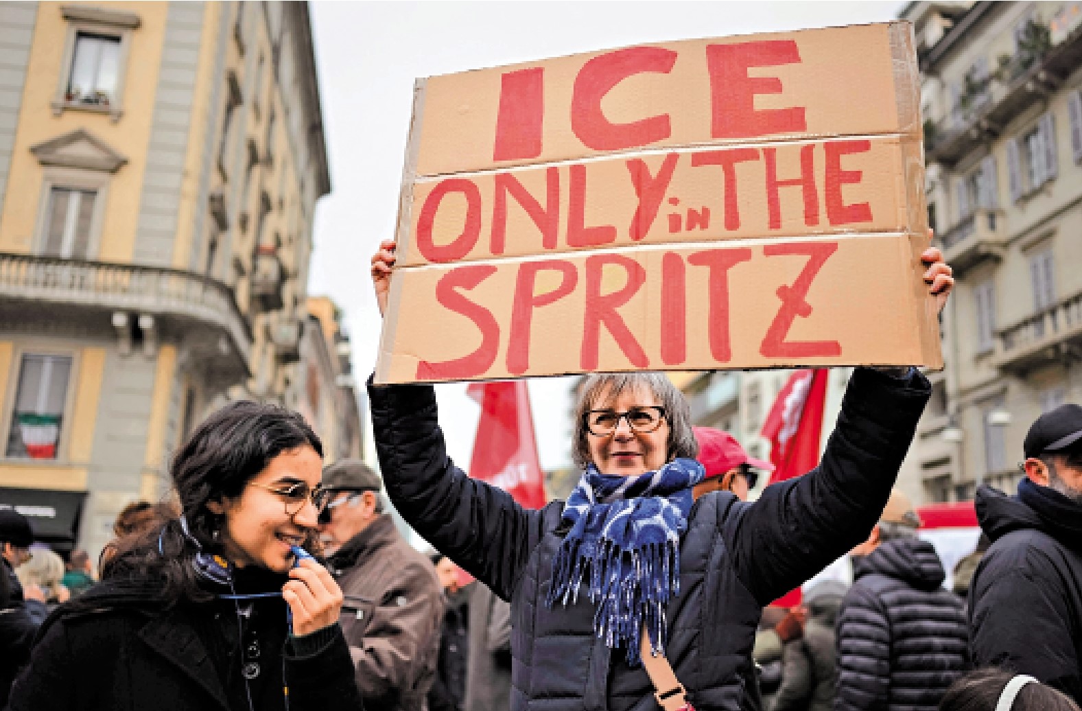 　　圖：意大利民眾1月31日在米蘭示威，反對ICE人員入境。\法新社