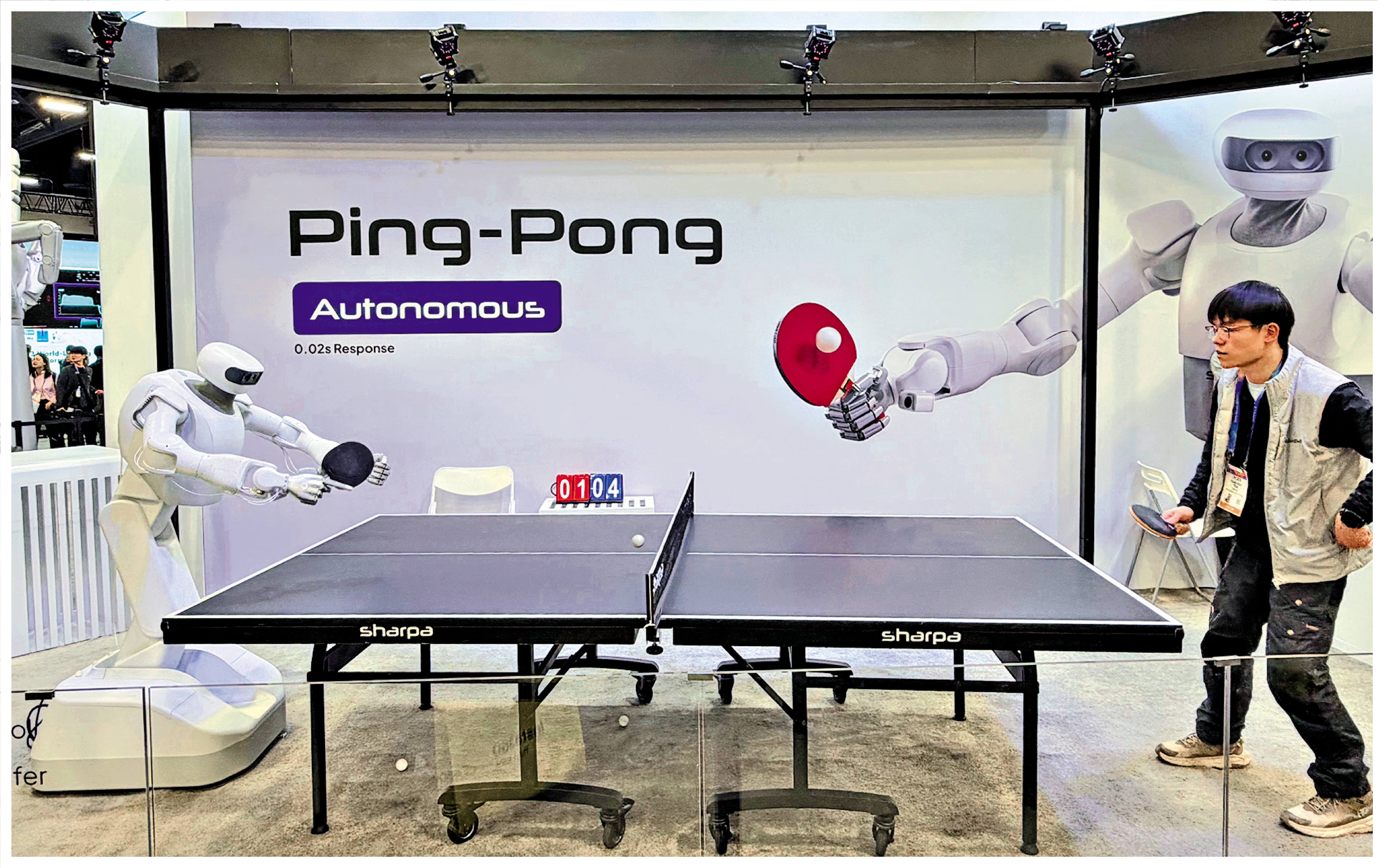 　　圖：元首外交引領，推進大國關係協調合作，實現互利共贏。今年美國消費電子展（CES）在內華達州拉斯維加斯繼續舉行，中國科企備受矚目，機器人現場表演打乒乓球。\中新社