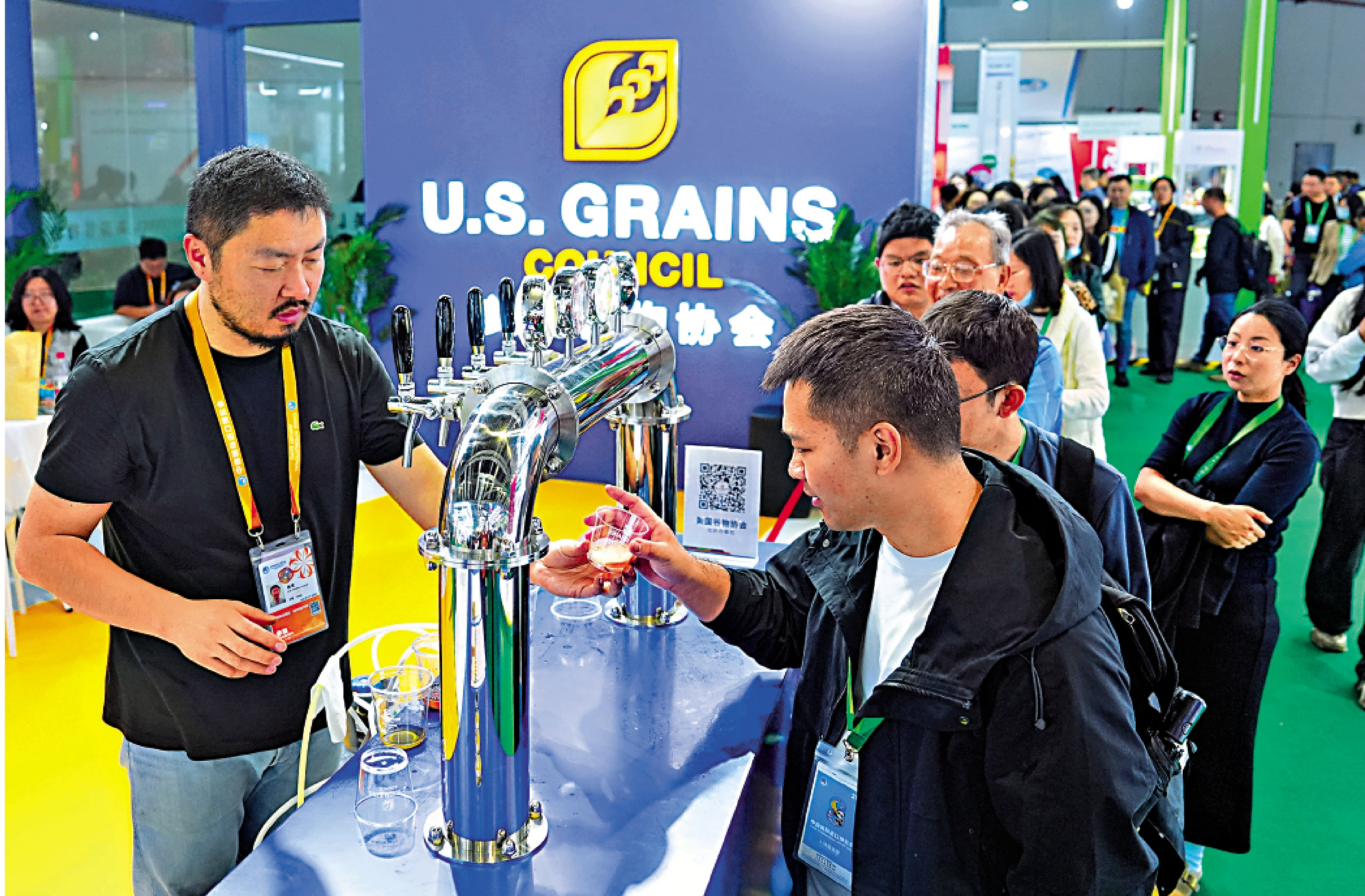 　　圖：中美元首通話後，特朗普發文表達對中美大豆交易的關注。圖為去年11月8日，觀眾在第八屆進博會農食產品展區美國穀物協會展台排隊品嘗啤酒。\中新社