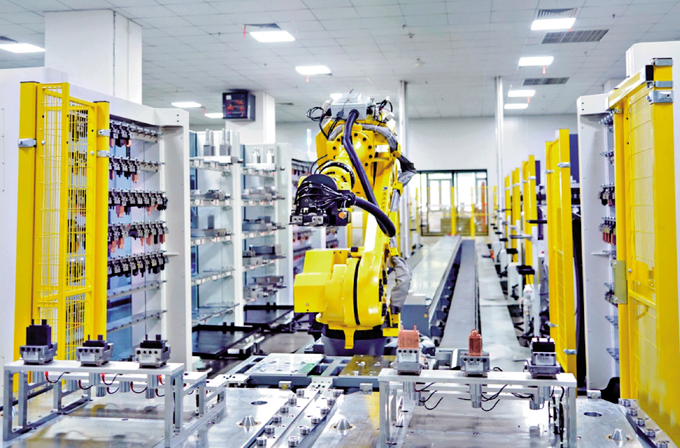 　　圖：在東莞某科技公司的智能工廠內，機器人在工作。