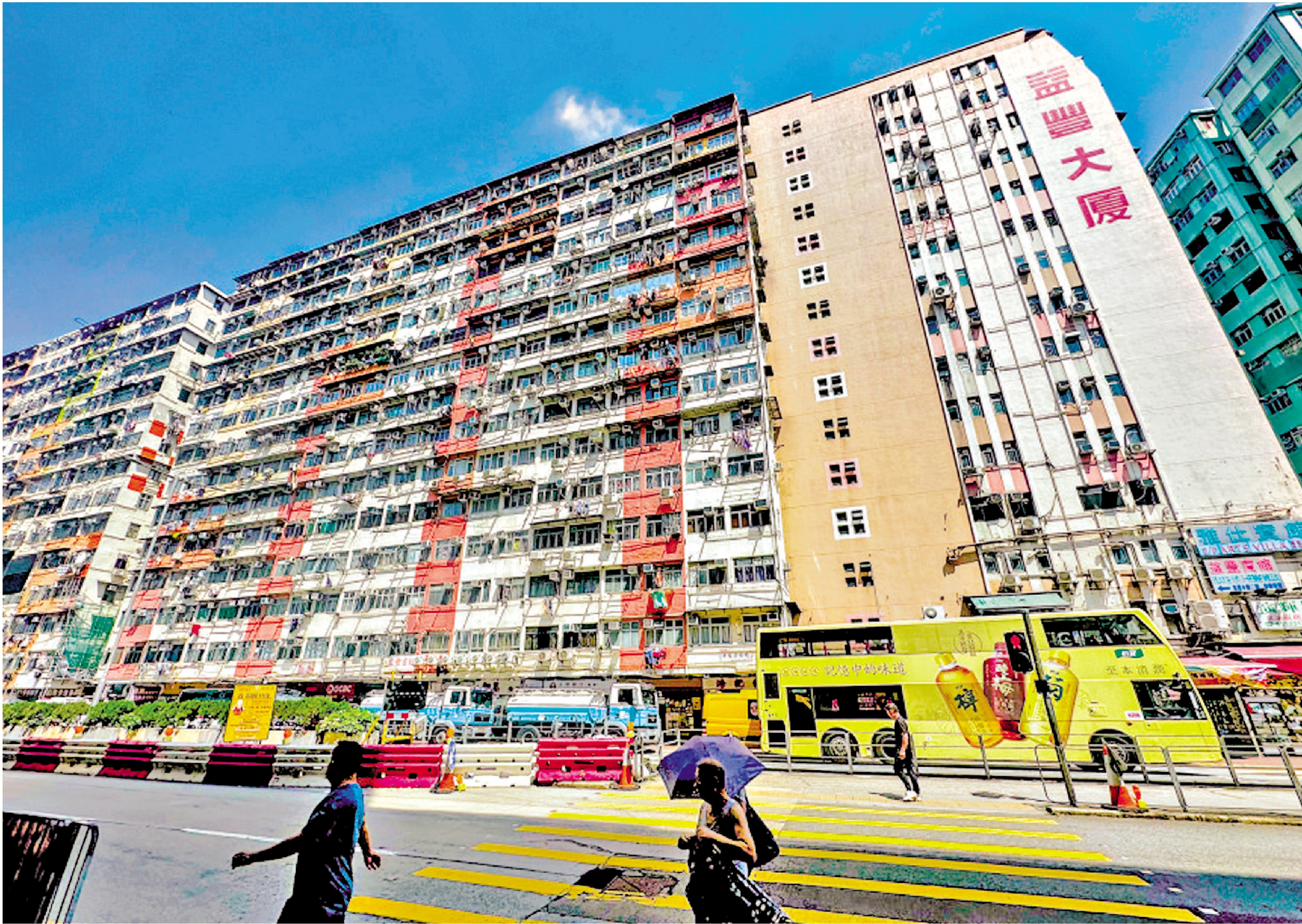 　　圖：土瓜灣益豐大廈去年7月鹹水管爆裂漏水，導致四座大廈停水停電，共九百四十戶人受影響。