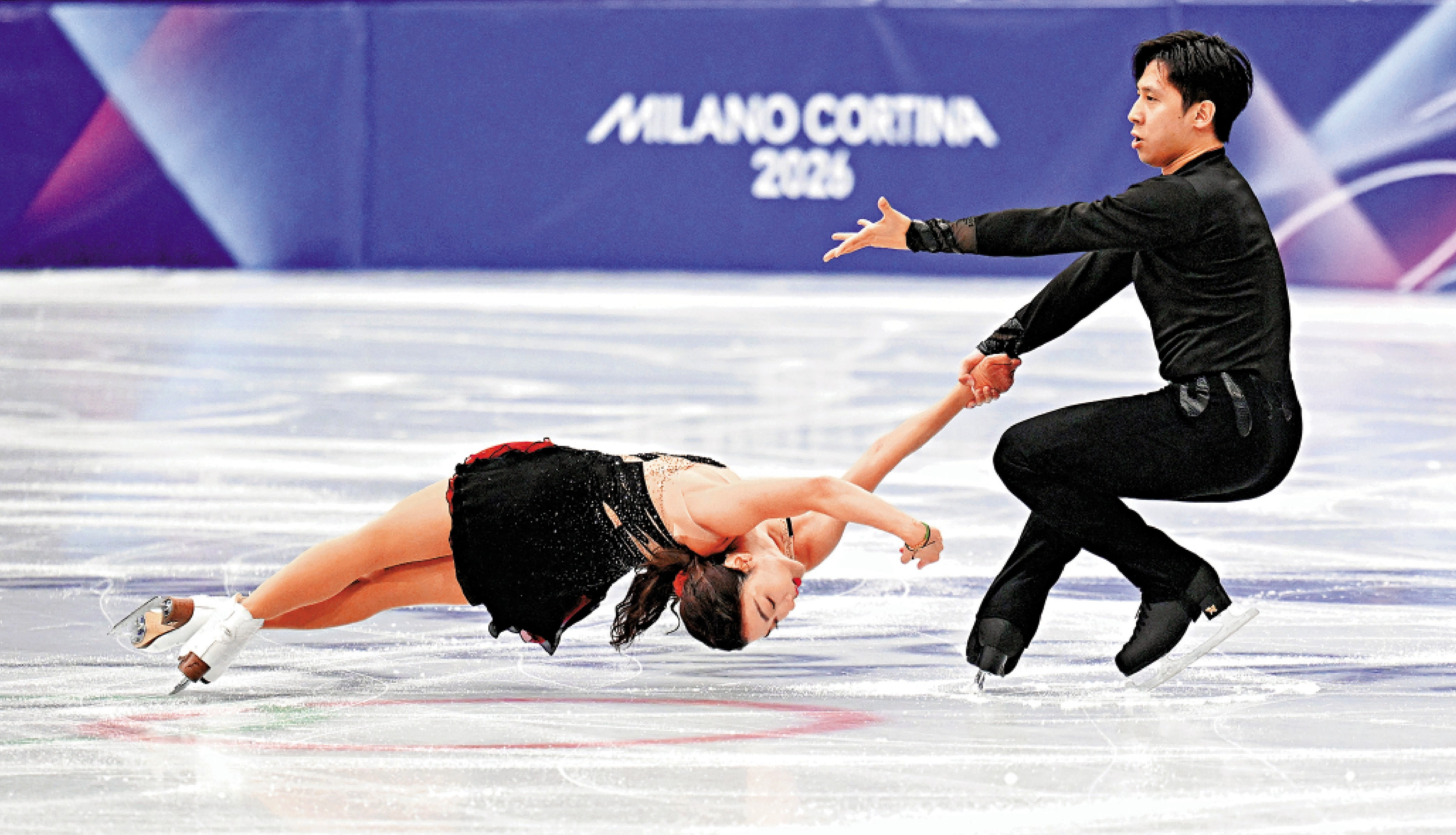 　　圖：隋文靜（左）／韓聰在比賽中。\新華社