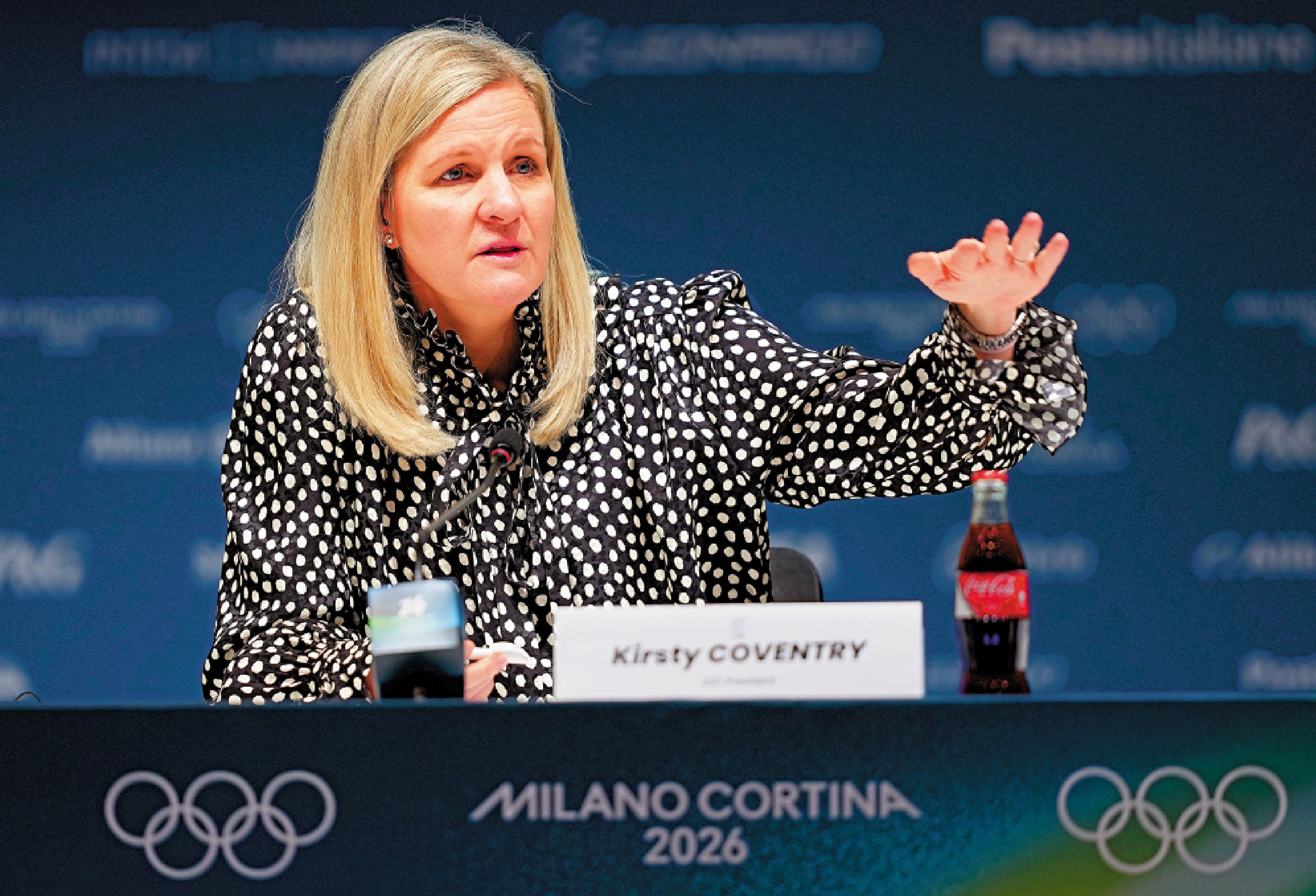 　　圖：考文垂在發布會上回答記者提問。\新華社