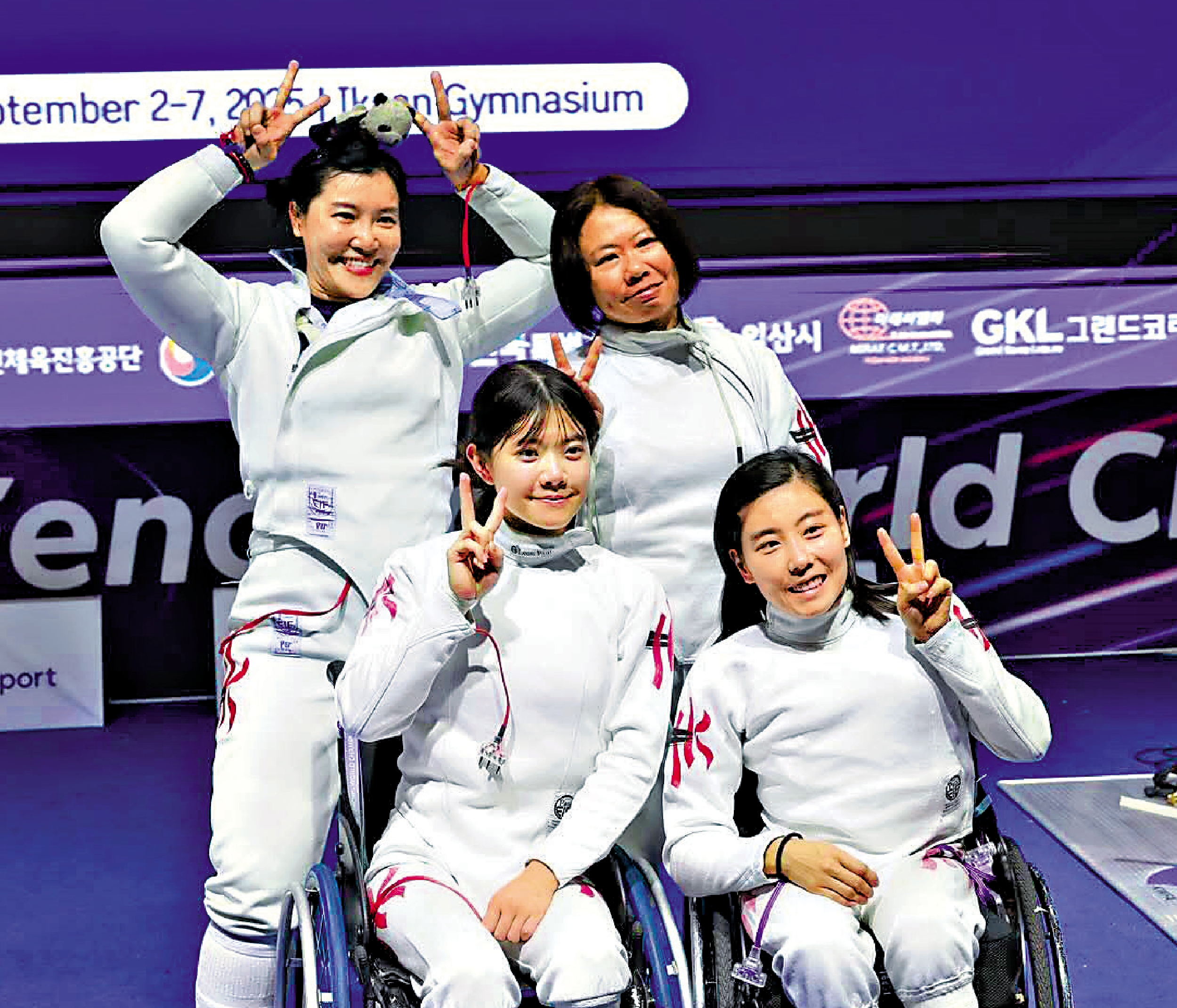 　　圖：余翠怡（後排左）去年全運會夥拍范珮珊、林嘉雯和湯雅婷，出戰女子佩劍團體賽並取得銅牌。/資料圖片