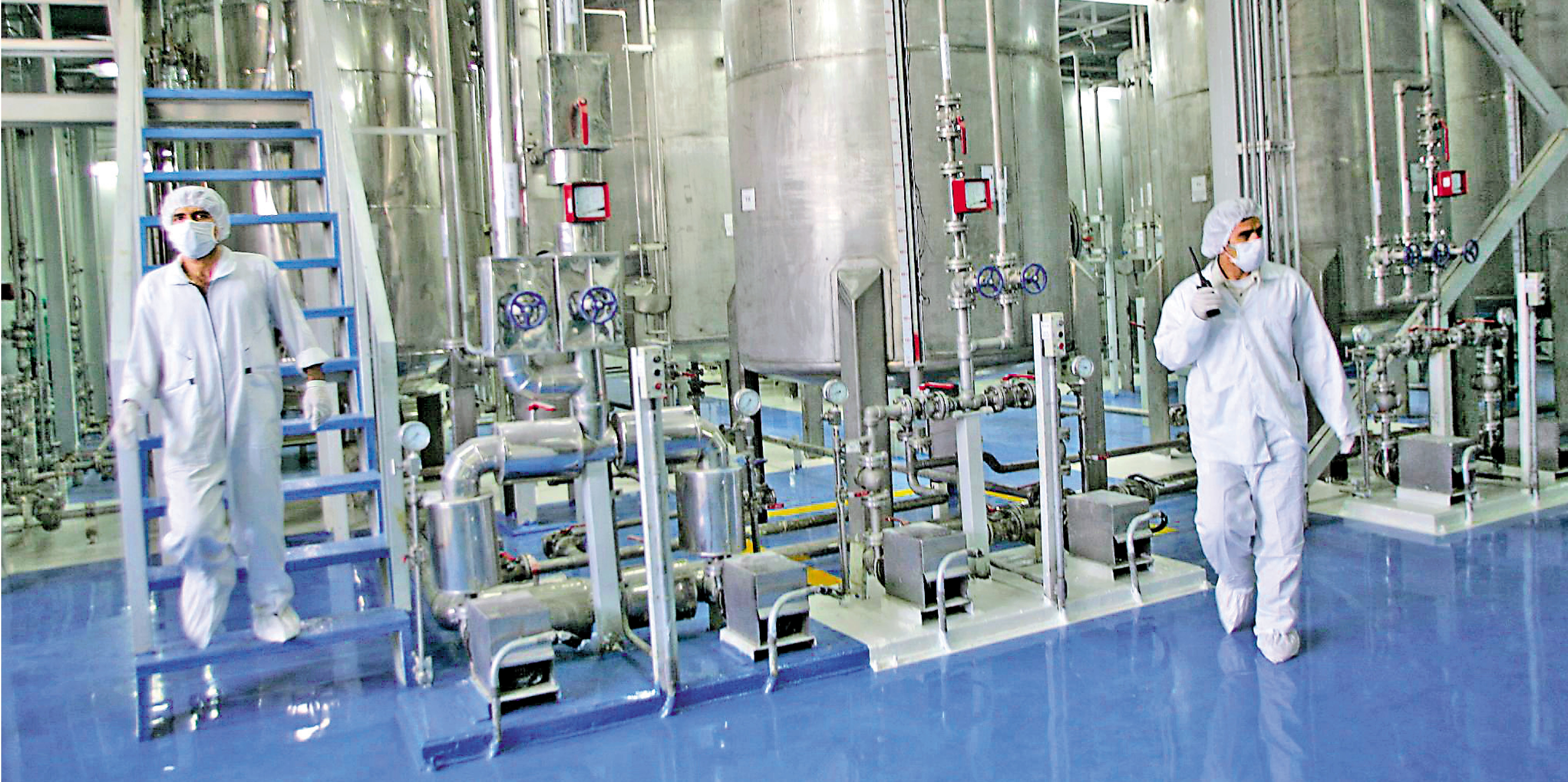 　　圖：伊朗方面6日表示，絕不接受「不得進行鈾濃縮活動」的條件。圖為技術人員在德黑蘭以南的伊斯法罕鈾轉化工廠工作。\法新社