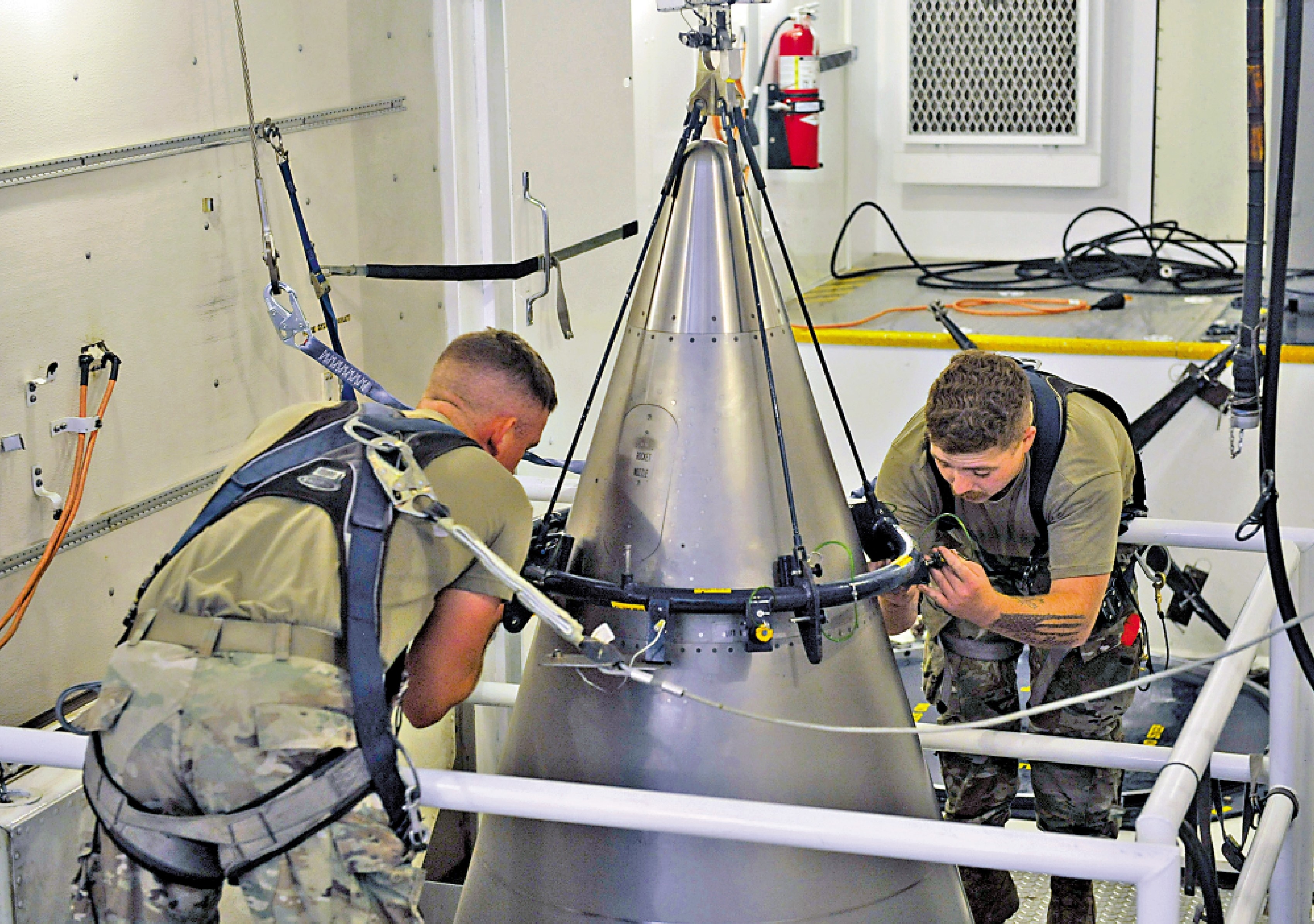 　　圖：美軍為「民兵3」洲際彈道導彈頂端的整流罩進行固定。\美聯社