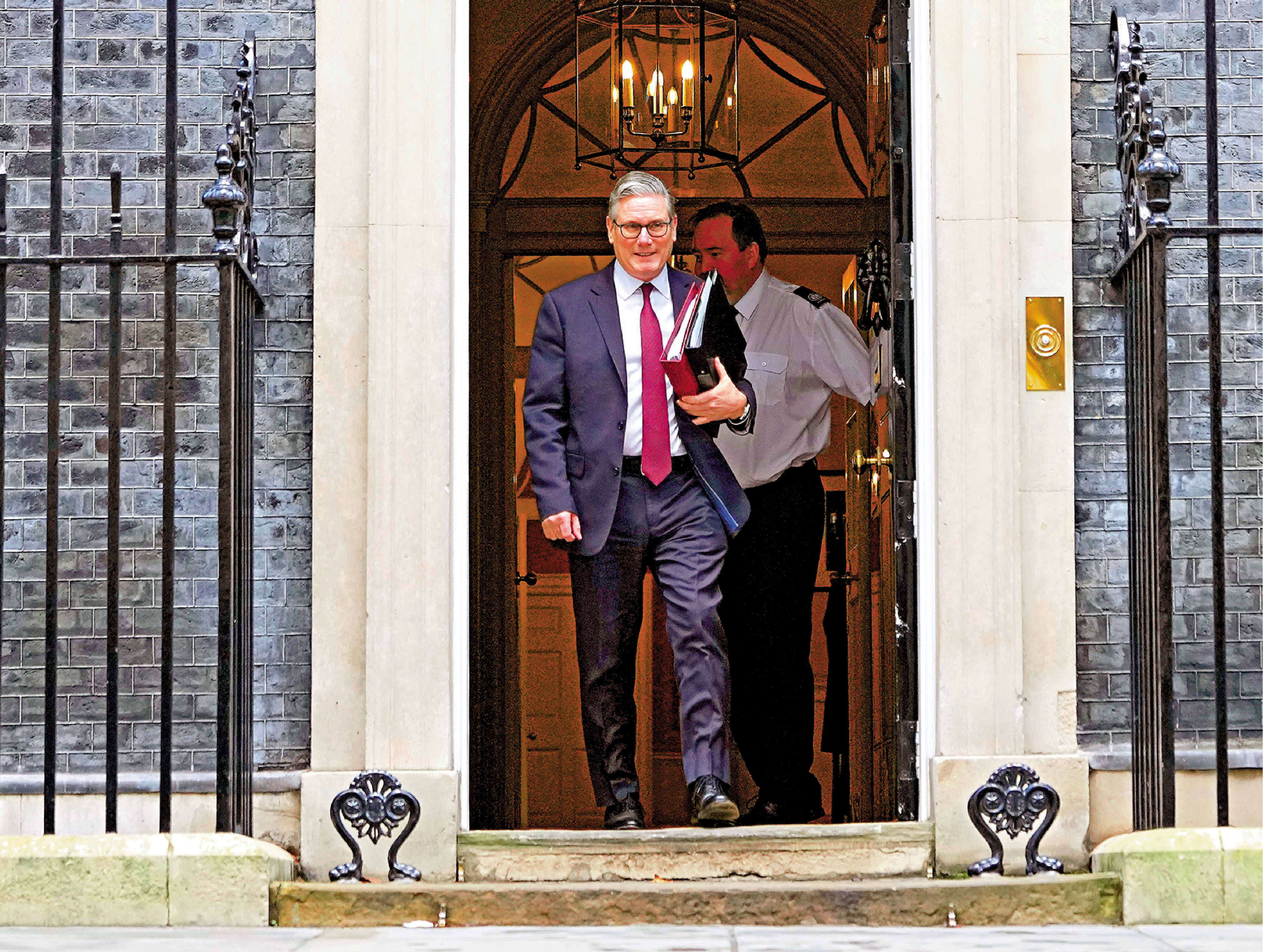 　　圖：斯塔默4日離開唐寧街10號，前往英國議會接受質詢。\美聯社