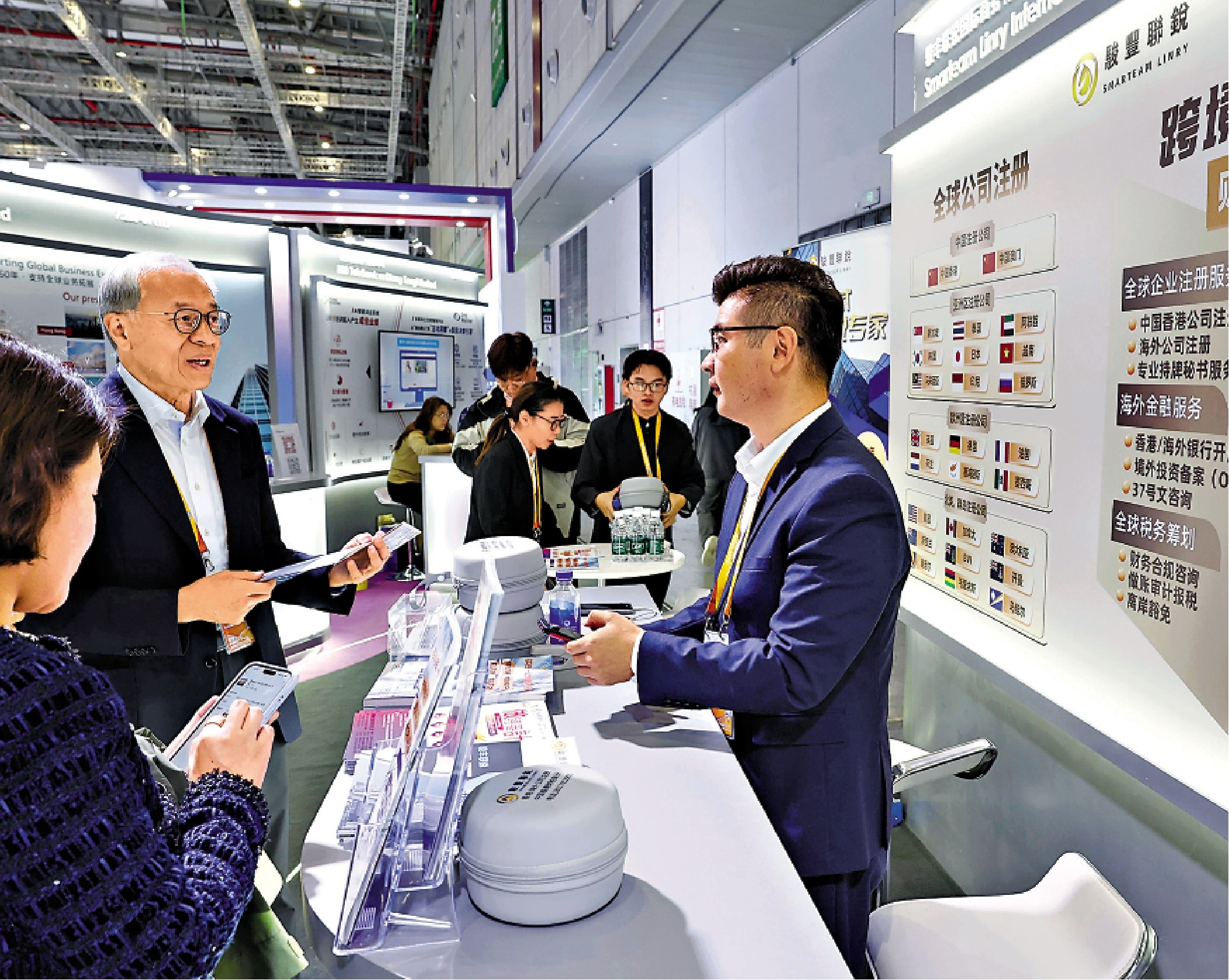　　圖：去年11月的進博會上，參觀者在香港展館內了解跨境服務。