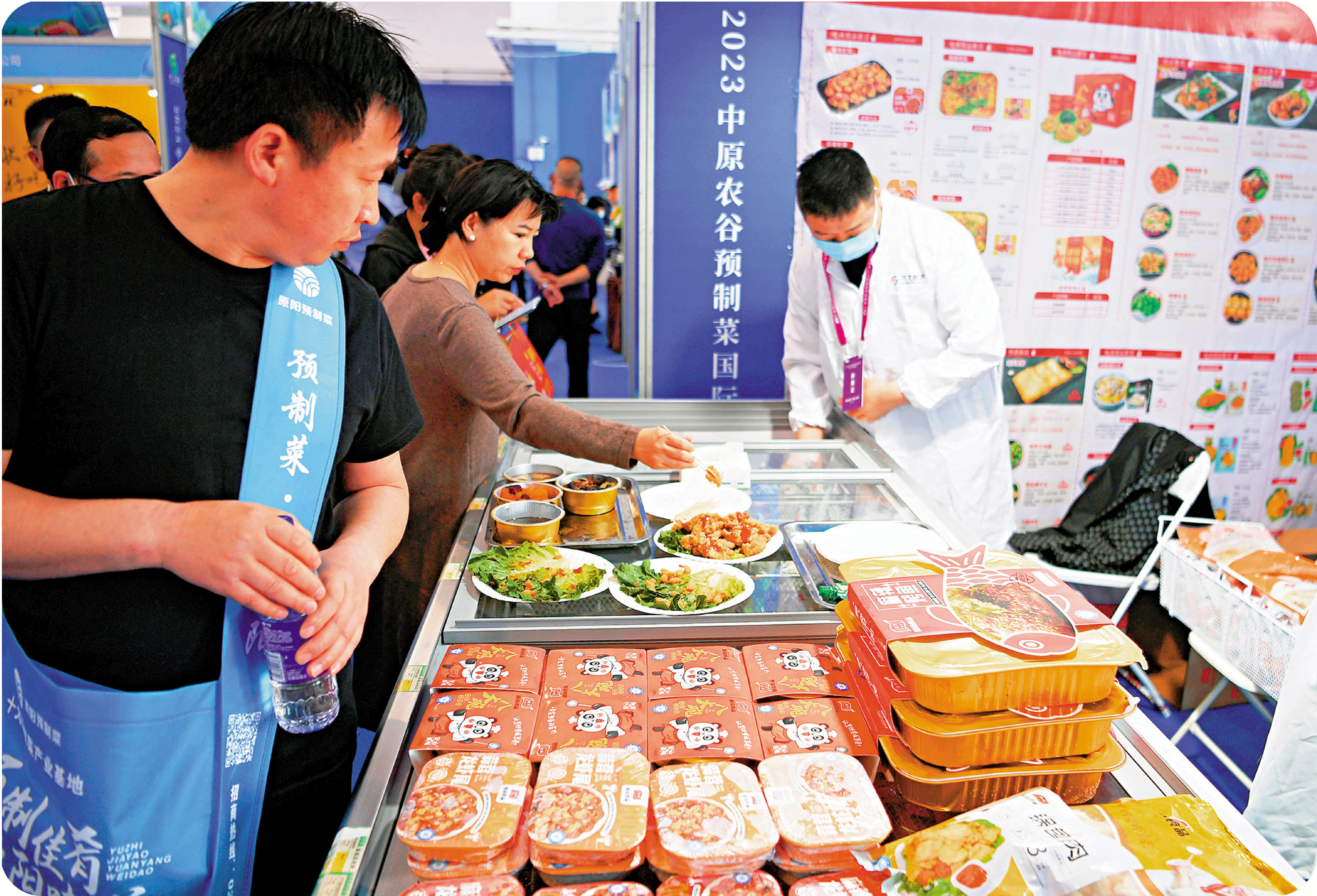 　　圖：國家衞健委等部門6日就預製菜國家標準等徵求意見。圖為參觀者在河南新鄉的中原農谷預製菜國際博覽會上品嘗加工好的預製食品。\新華社