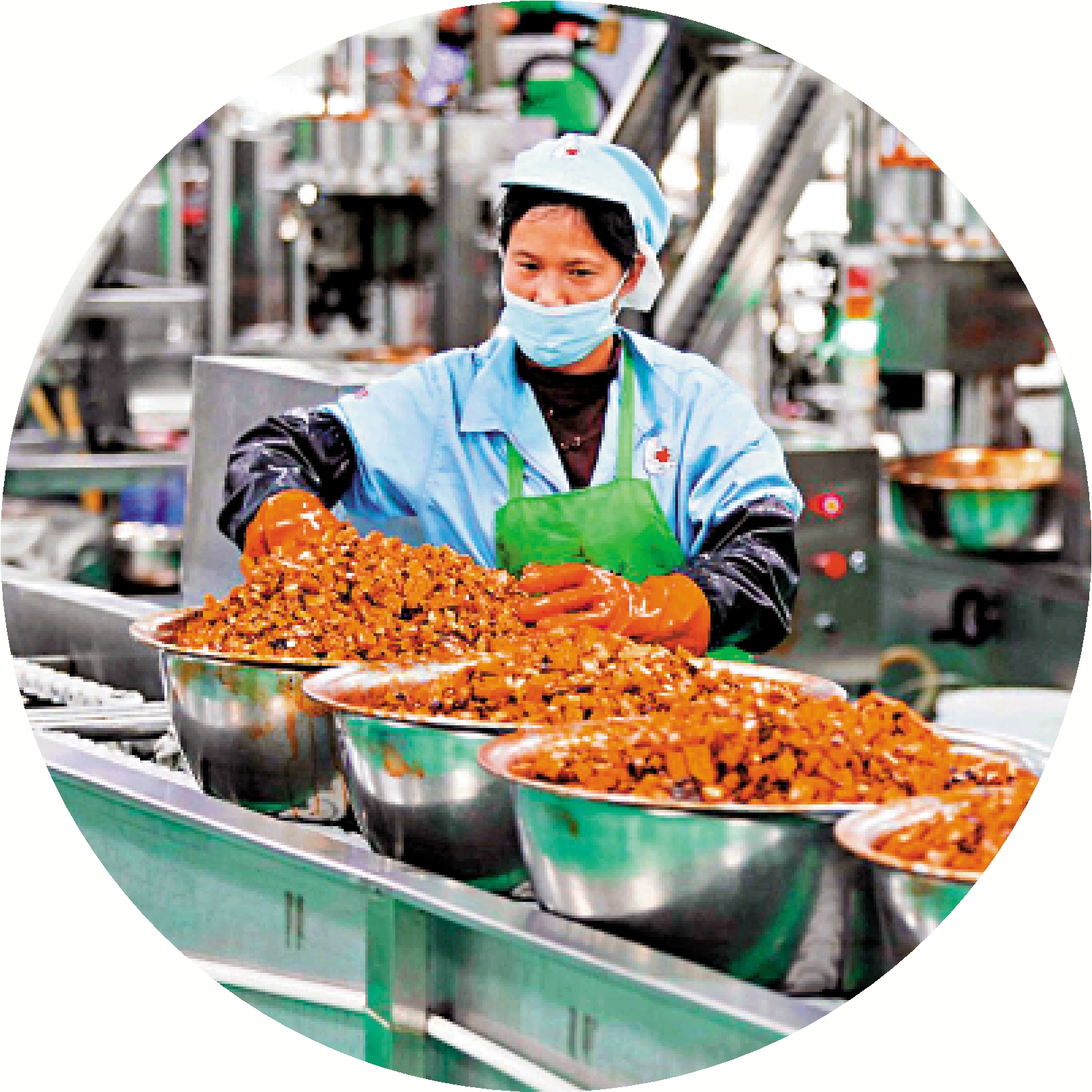 　　圖：重慶市預製菜企業工作人員生產預製菜產品。\中新社