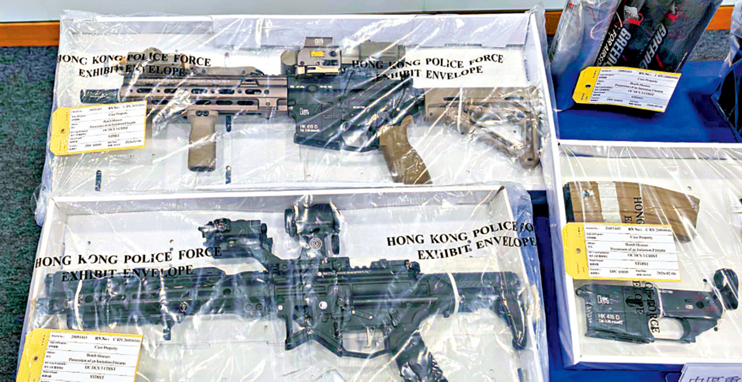 　　圖：警方在涉案男子家中檢獲的仿製槍械。