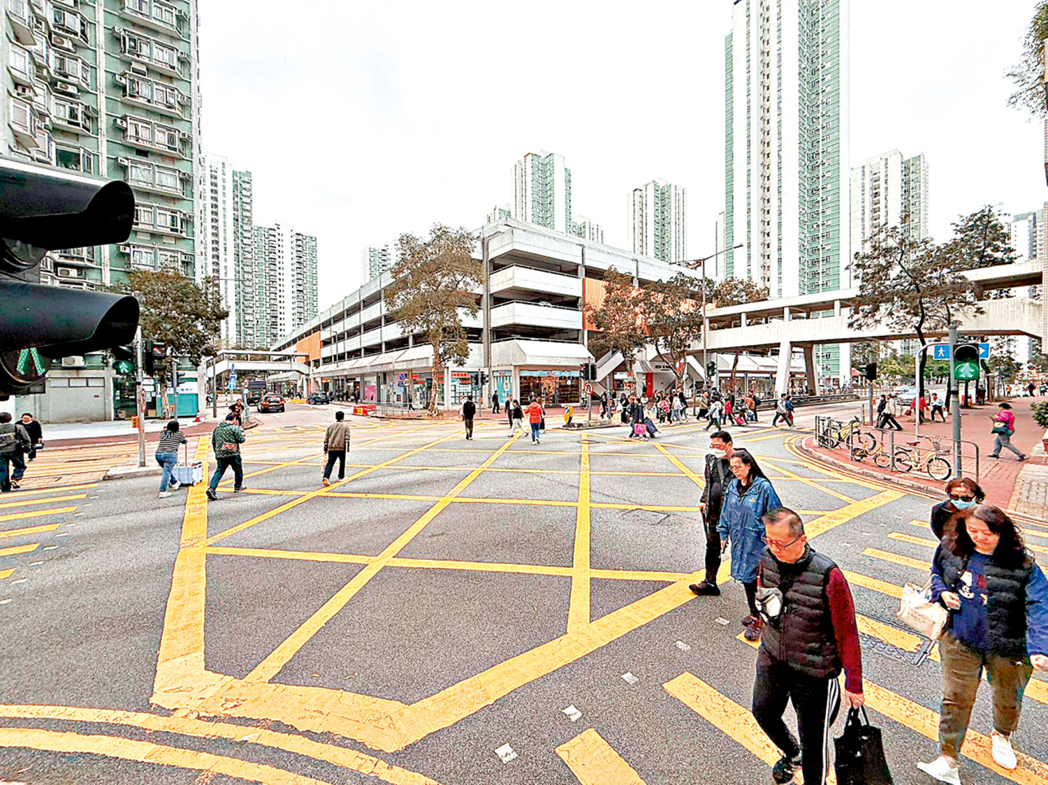 　　圖：大公報記者實地觀察，見沙田第一城外的銀城街十字路口有不少途人打斜橫過馬路。\大公報記者張騰攝